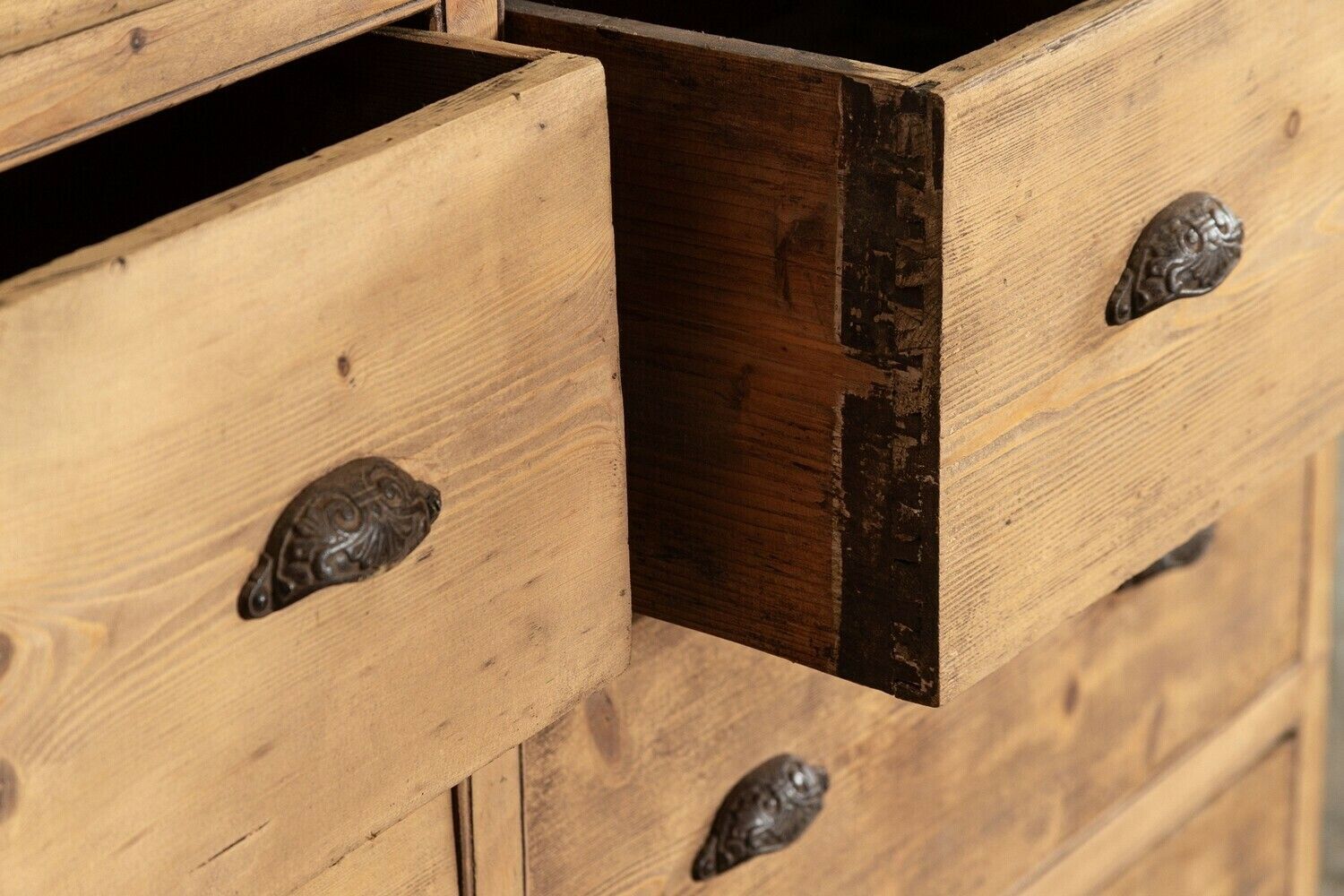 photo furniture Large 19thc English Pine Chest Drawers