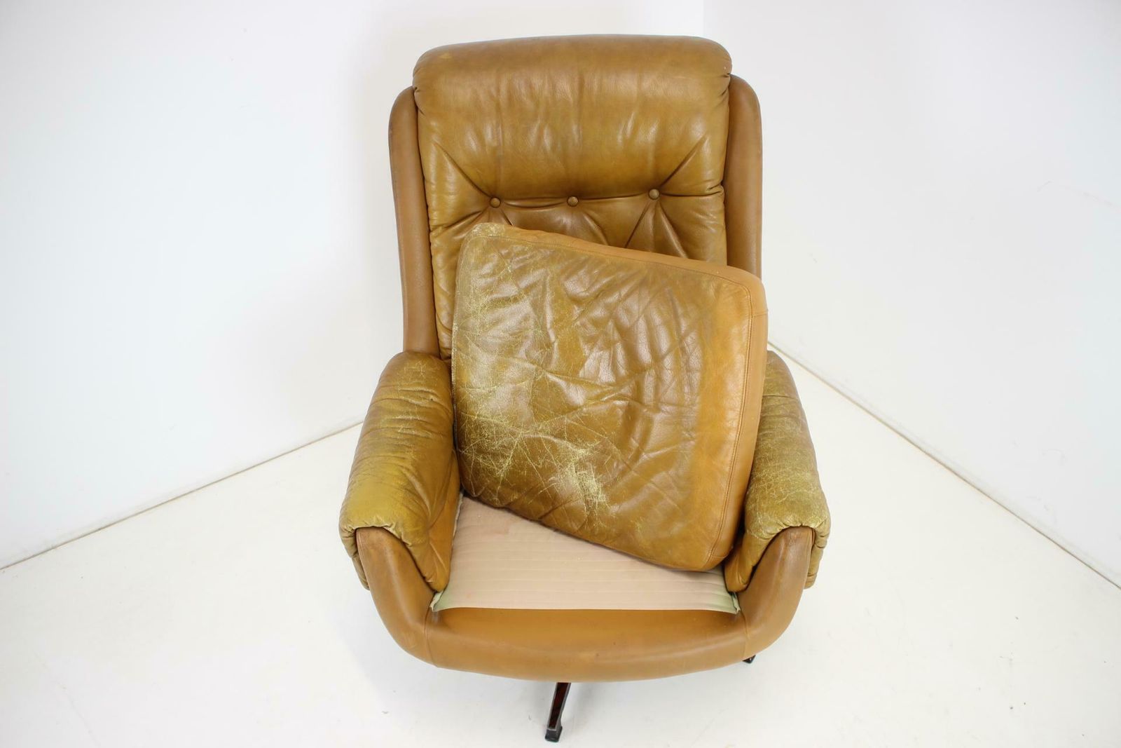 Midcentury Swivel Leather Armchair, Peem, Finland, 1970s photo vintage