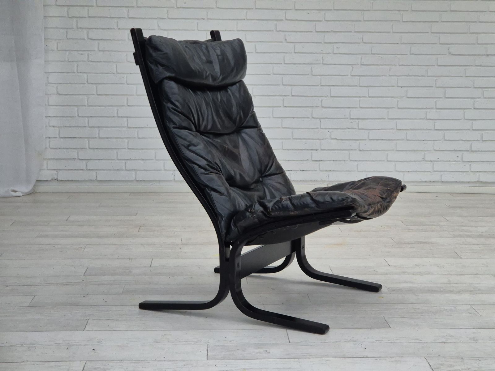 Jaren 1970, Noors Design, "Siesta" Loungestoel Van Ingmar Relling, Zwart Leer, Gebogen Hout. photo furniture