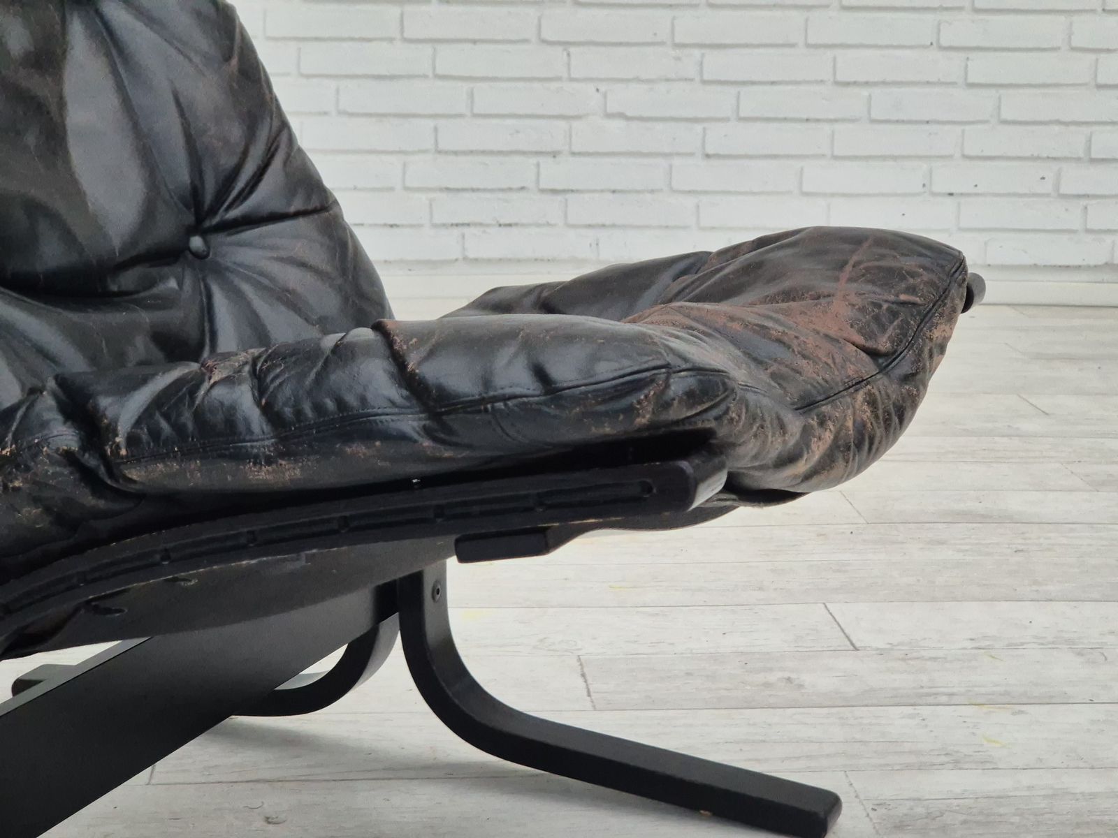 Jaren 1970, Noors Design, "Siesta" Loungestoel Van Ingmar Relling, Zwart Leer, Gebogen Hout. photo Meubels