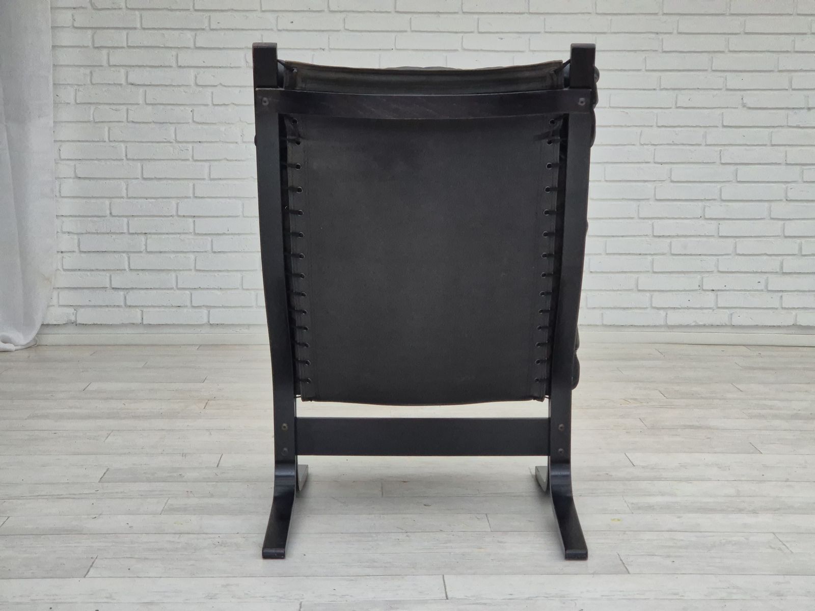photo buy Jaren 1970, Noors Design, "Siesta" Loungestoel Van Ingmar Relling, Zwart Leer, Gebogen Hout.