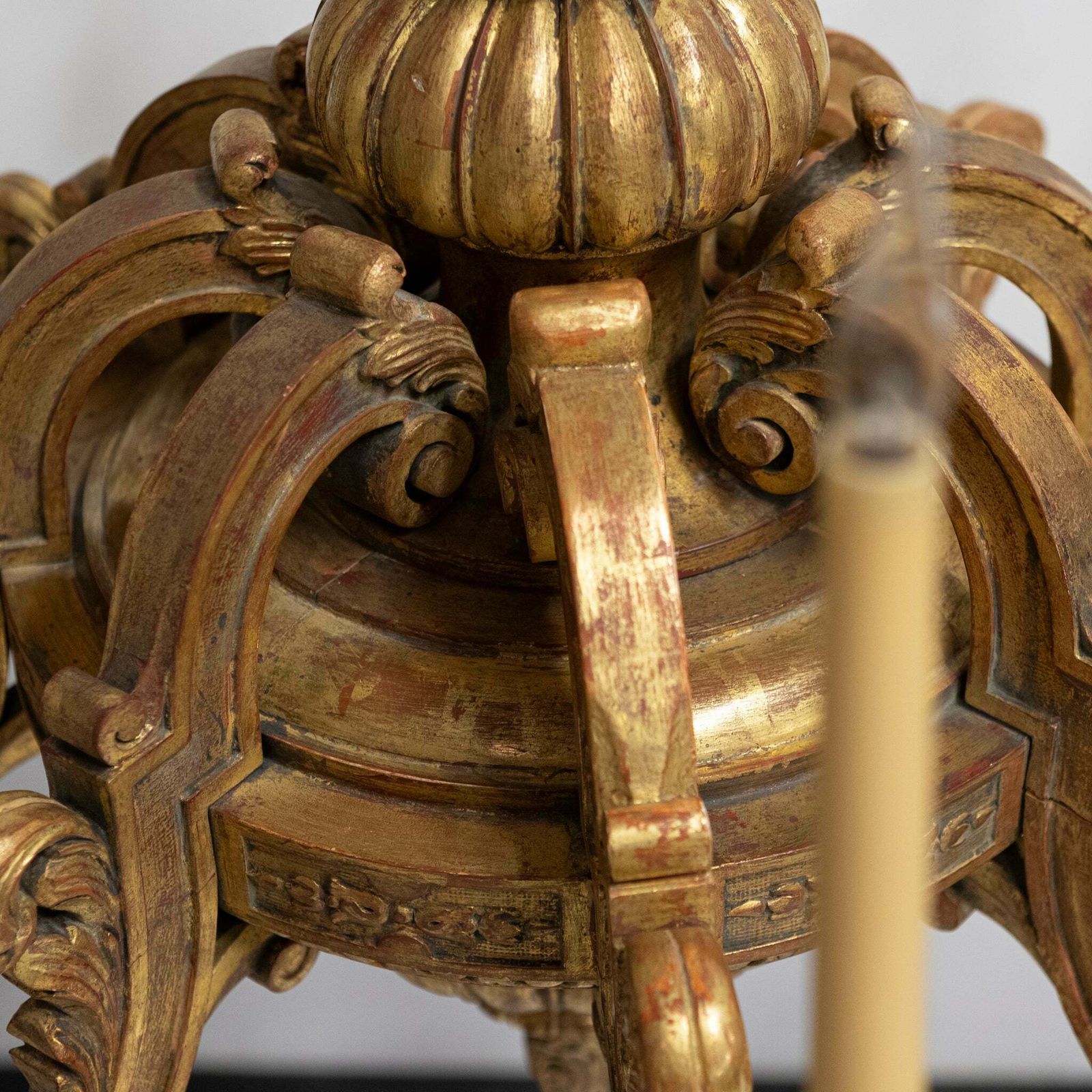 photo vinterior Large Antique Italian Giltwood 19th Century 8 Arm Chandelier