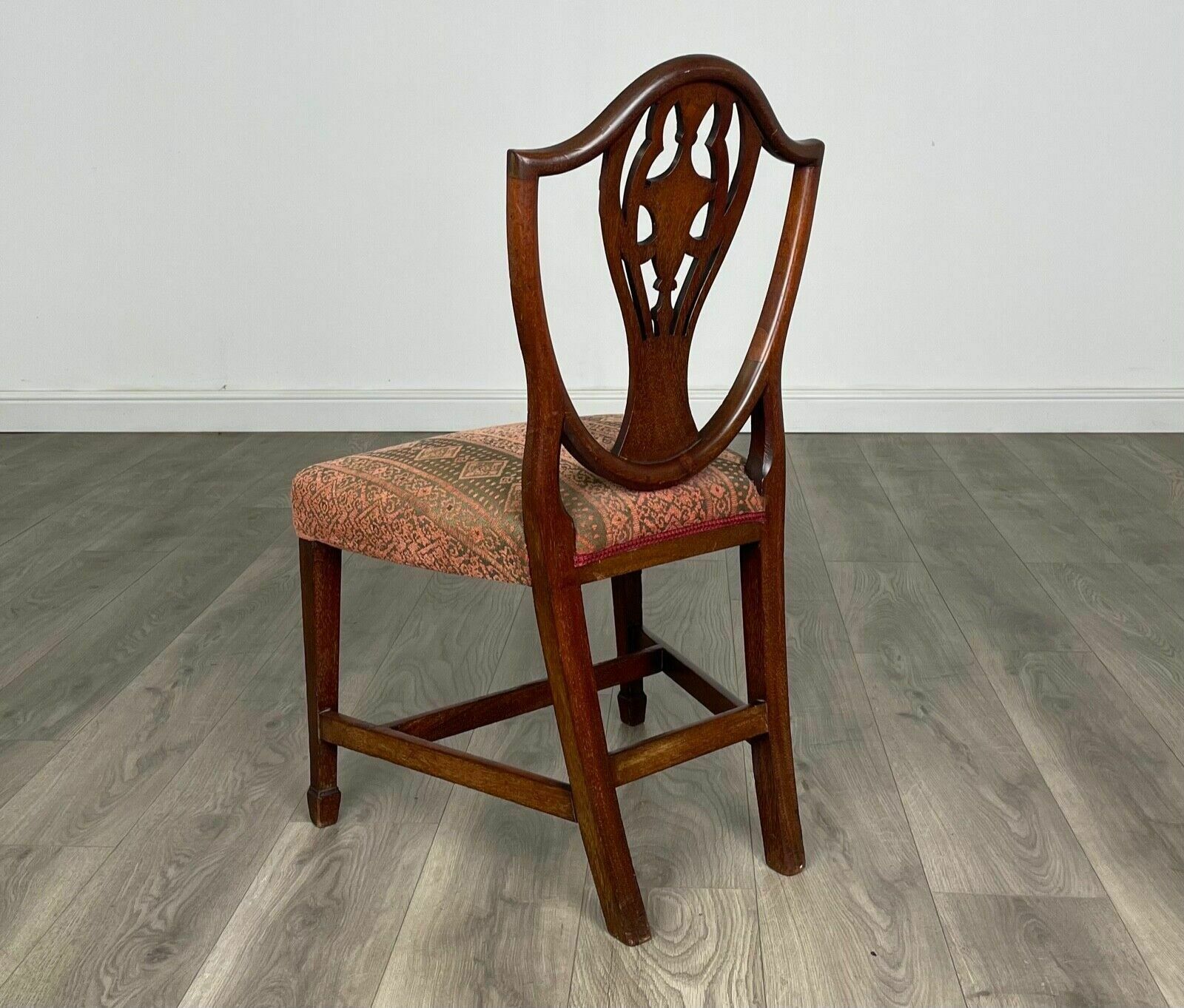 photo furniture Antique 18th Century Set Of 8 Shield Back Dining Chairs