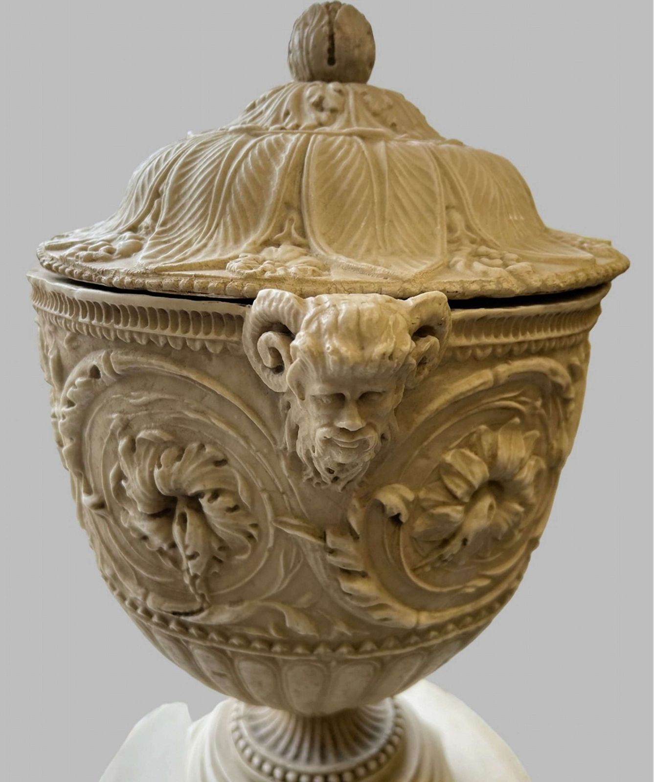 A Pair Of Decorative Pedestals With Lidded Urns photo 825.0