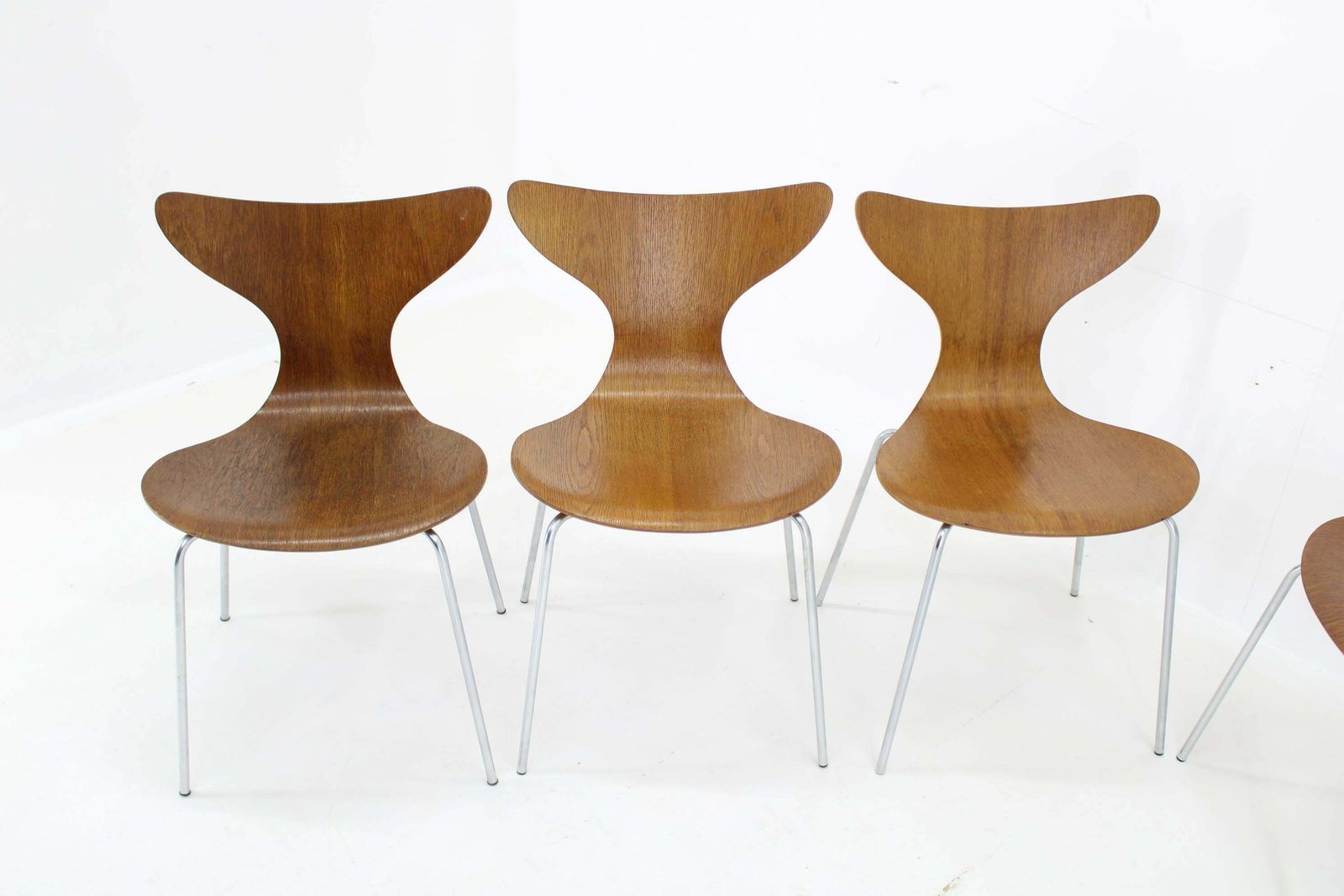 1970s Arne Jacobsen Set Of Six Lily Chairs In Oak By Fritz Hansen, Denmark photo vinterior
