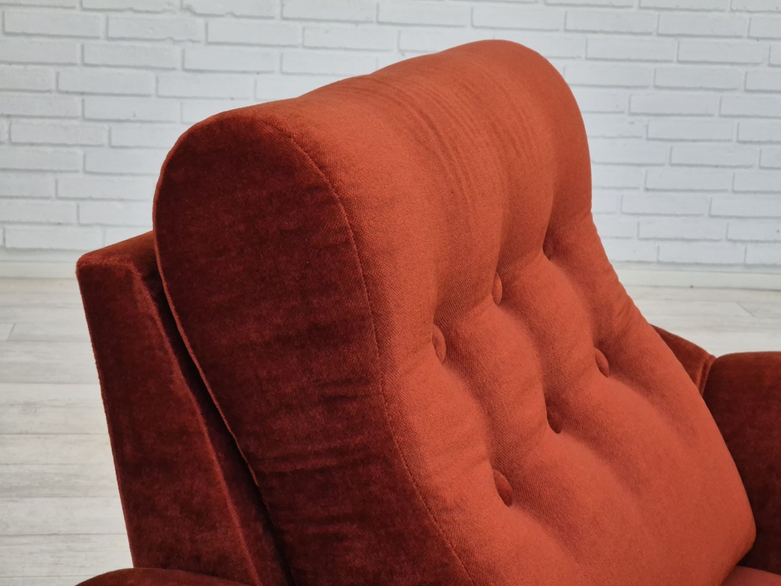 1850.0 Jaren 1980, Deense Set Van 2 Relaxfauteuils In Zeer Goede Staat, Bruin/Rood Meubelvelours. photo