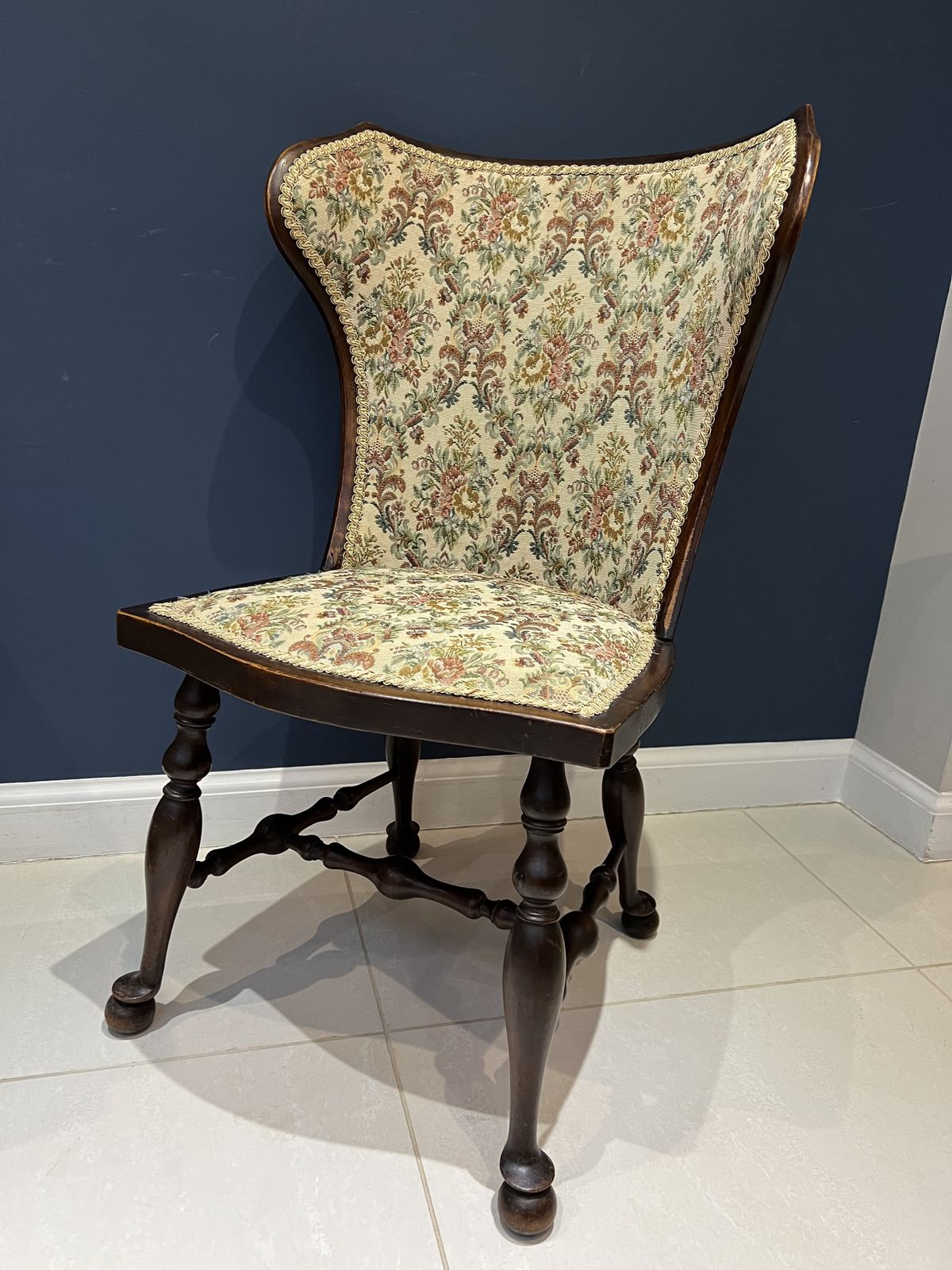 photo vintage 19th Century Arts And Crafts Curved Wingback Chair