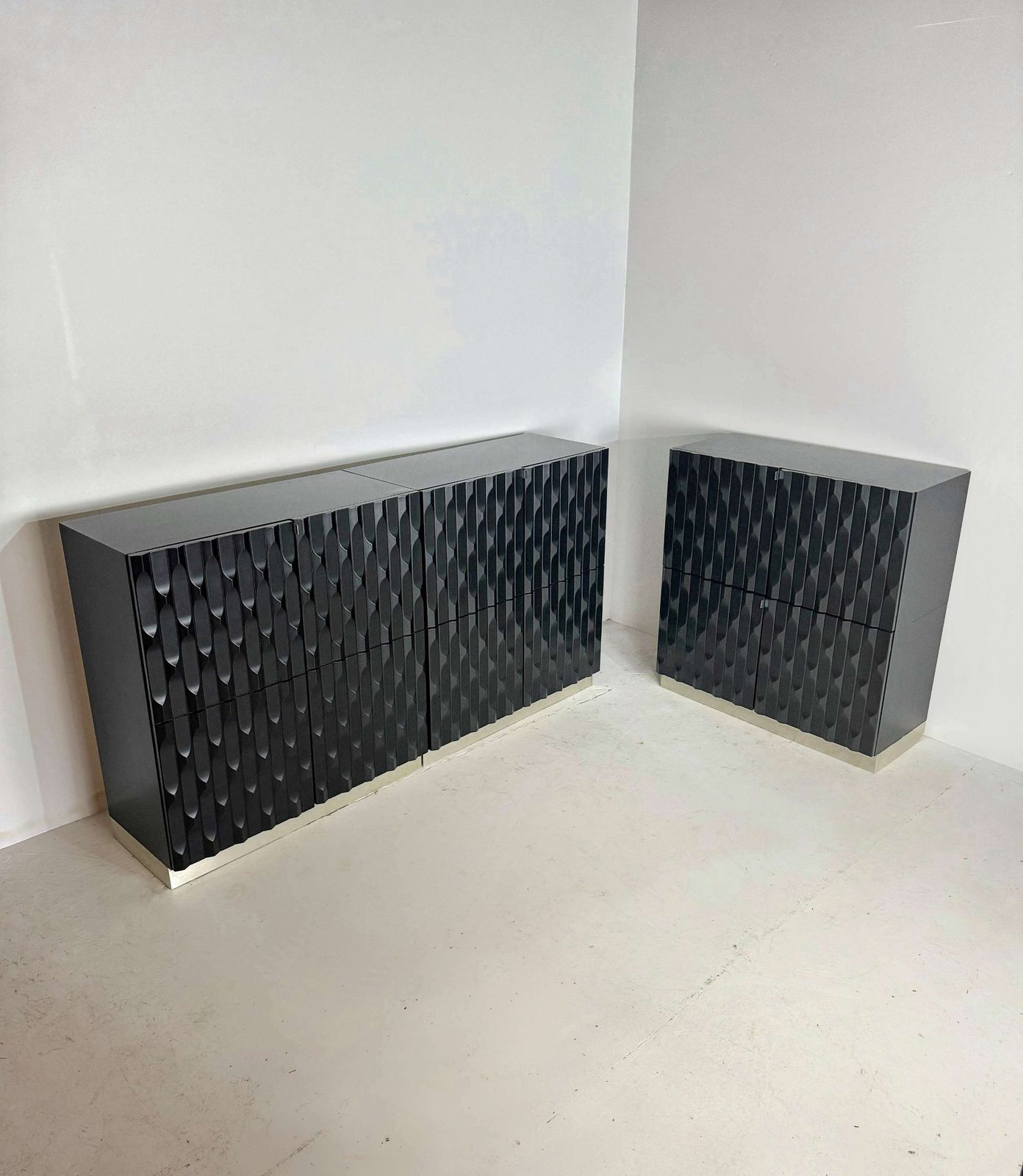 photo vinterior Paar Zwarte Brutalist Kasten Met Grafische Deurpanelen, Jaren 1970
