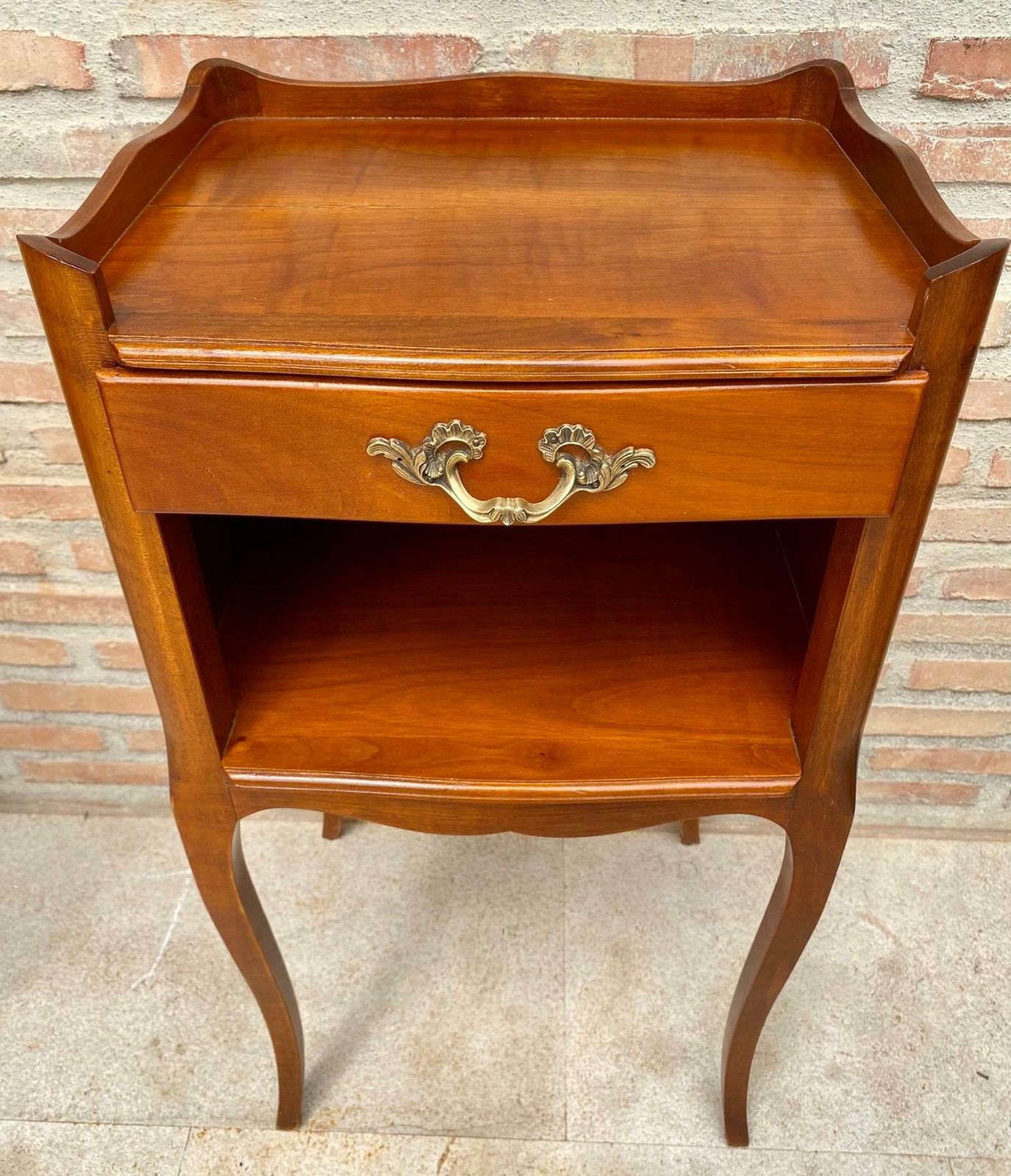 photo vintage Tables de chevet françaises en cerisier, avec tiroirs et étagère ouverte, années 1960, lot de 2