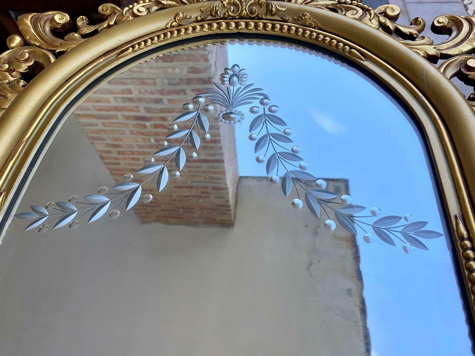 Grand miroir monumental doré à la feuille d'or, époque française, 1890 photo for sale