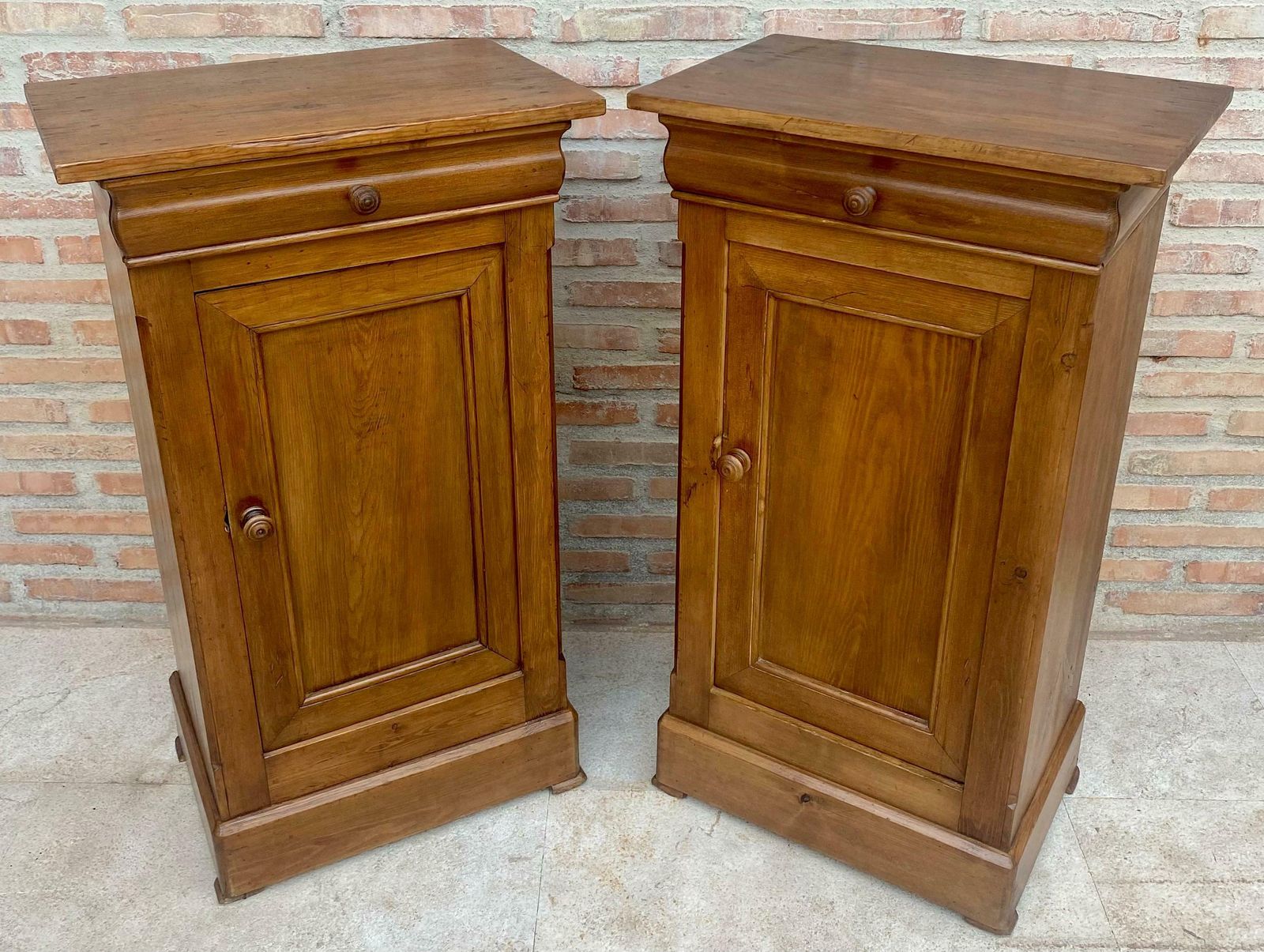 Tables de chevet provinciales françaises vintage en noyer, 1920, lot de 2 photo vinterior