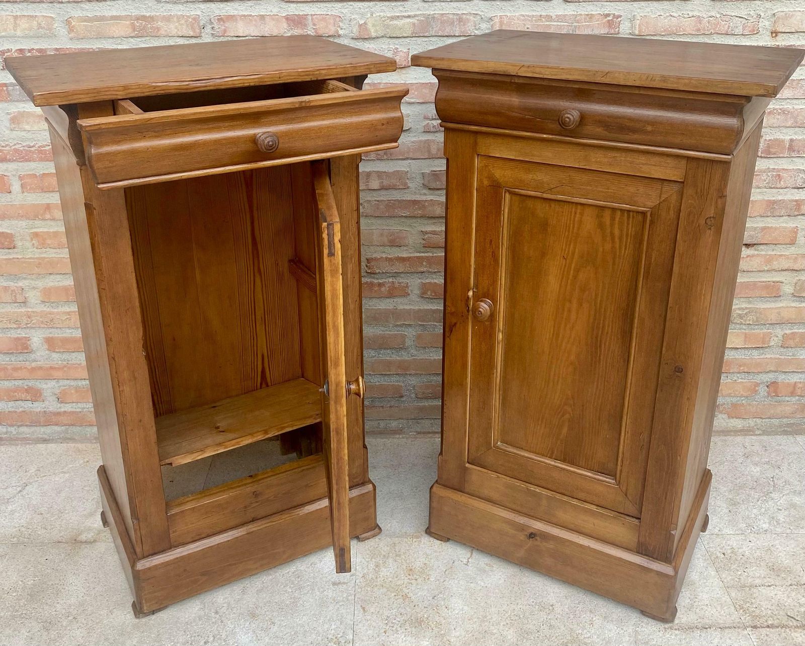 Tables de chevet provinciales françaises vintage en noyer, 1920, lot de 2 photo vintage