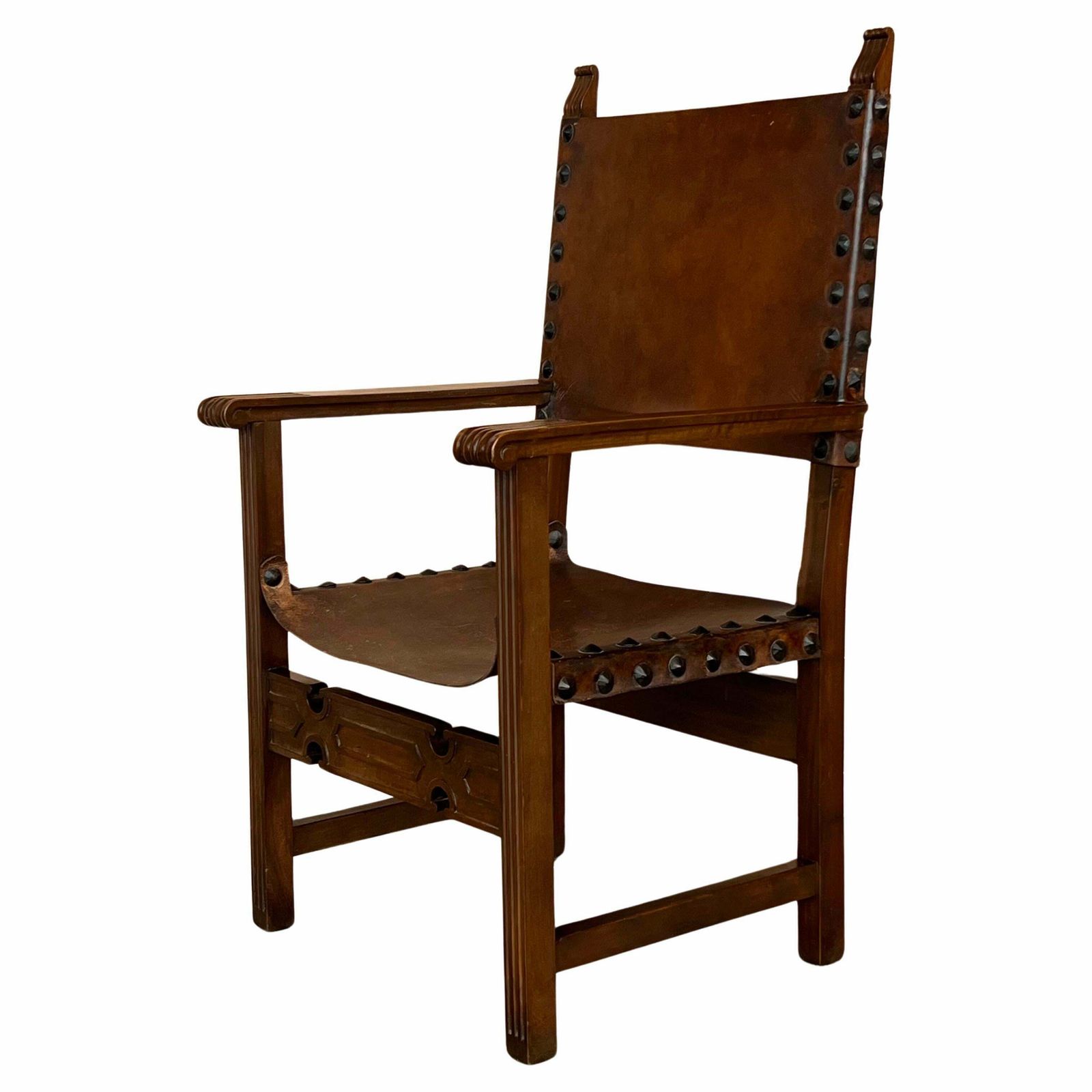 Fauteuil d'autel colonial espagnol sculpté, assise et dossier en cuir, XIXe siècle