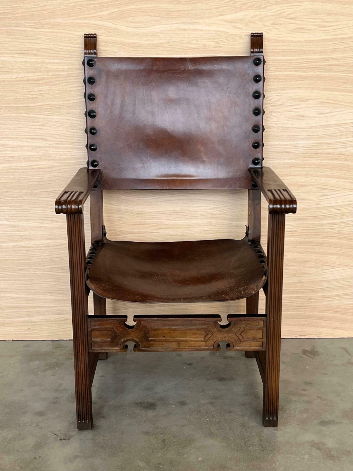 Fauteuil d'autel colonial espagnol sculpté, assise et dossier en cuir, XIXe siècle photo furniture