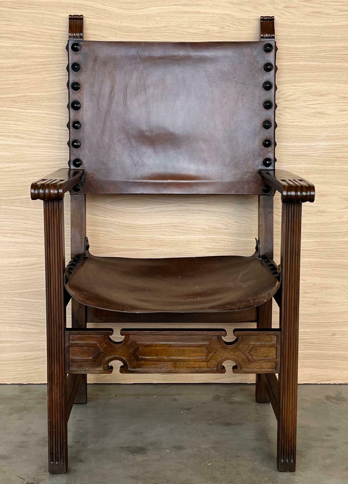 Fauteuil d'autel colonial espagnol sculpté, assise et dossier en cuir, XIXe siècle photo for sale
