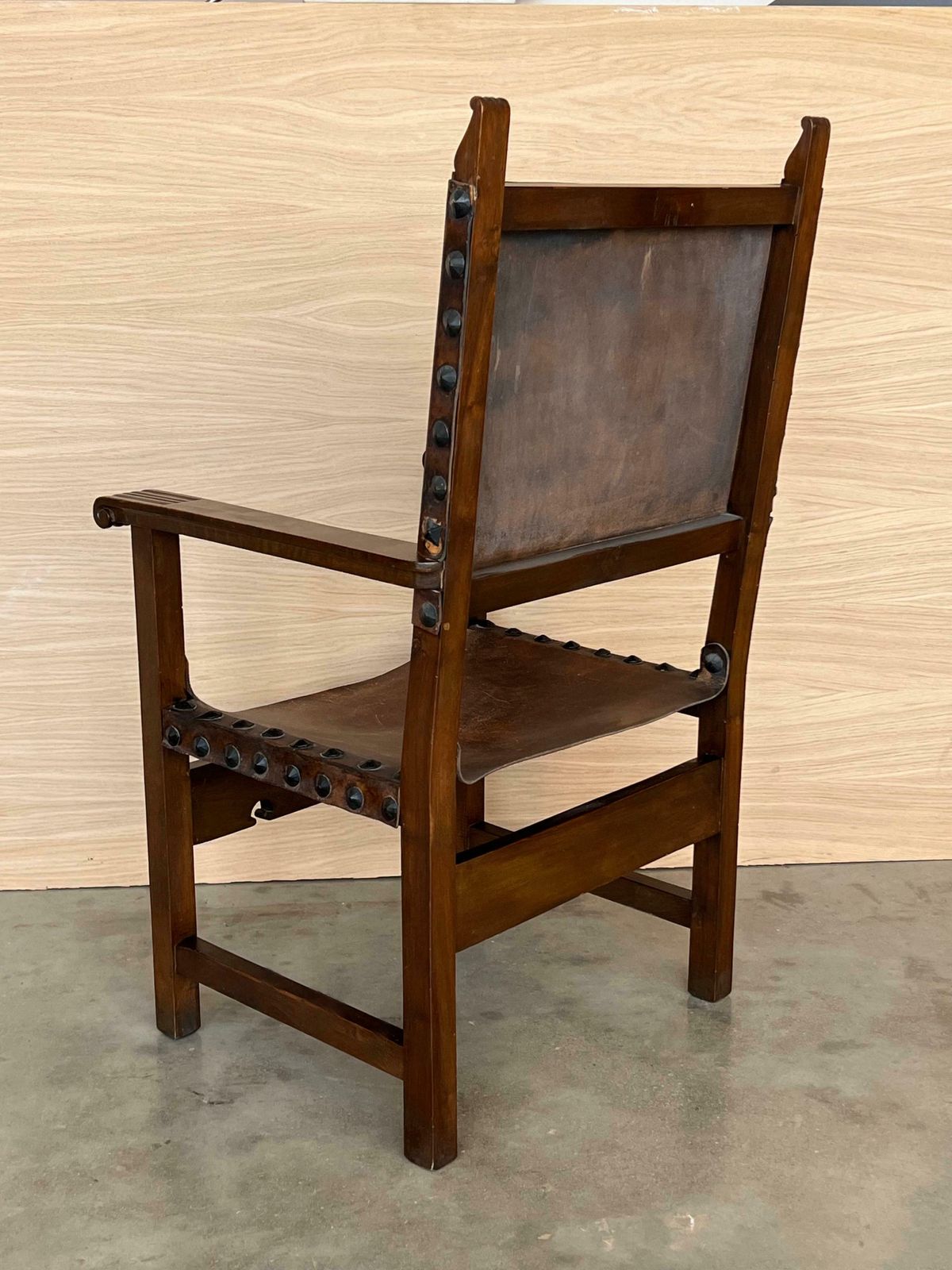Fauteuil d'autel colonial espagnol sculpté, assise et dossier en cuir, XIXe siècle photo vintage