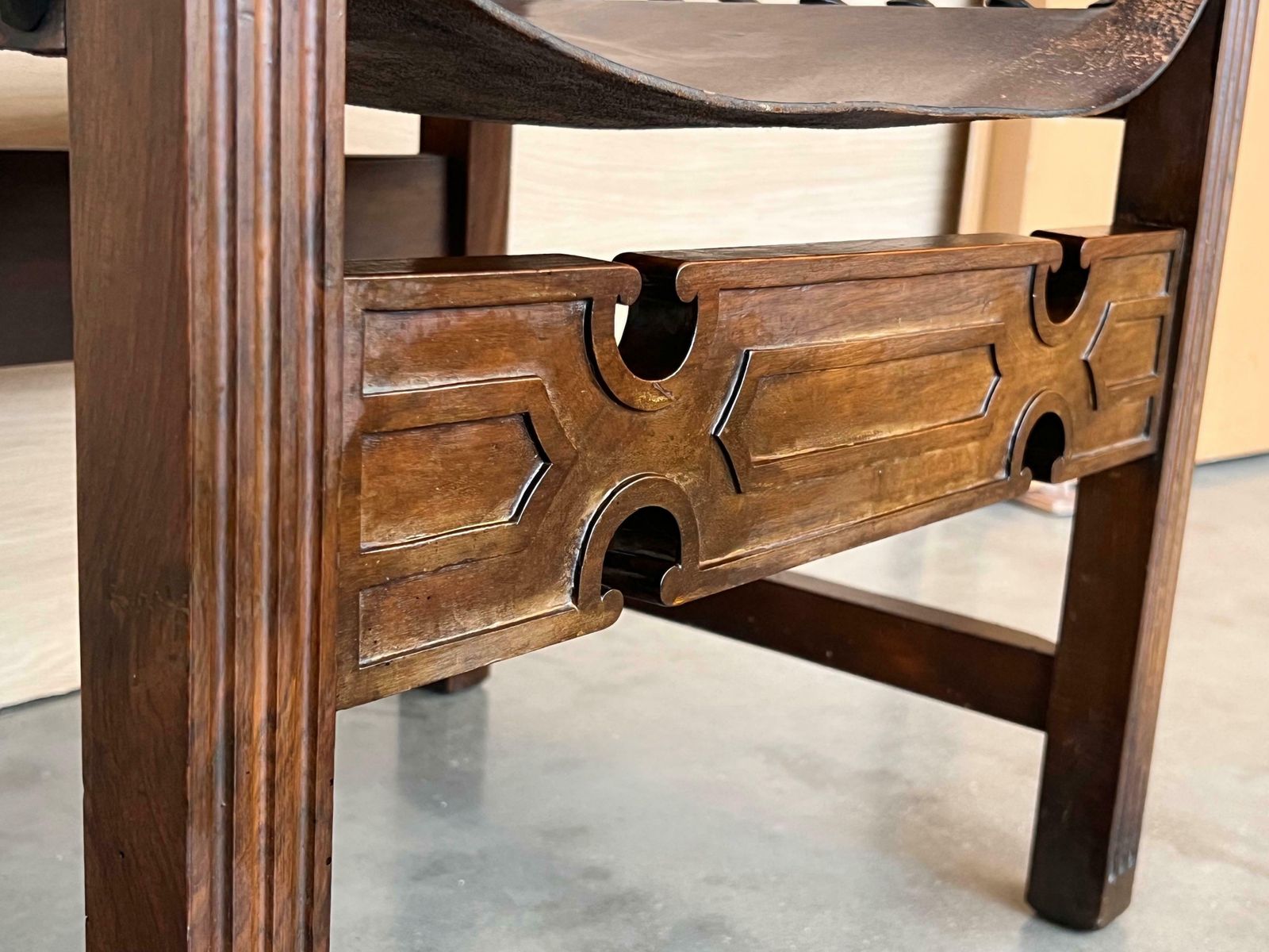 photo vinterior Fauteuil d'autel colonial espagnol sculpté, assise et dossier en cuir, XIXe siècle