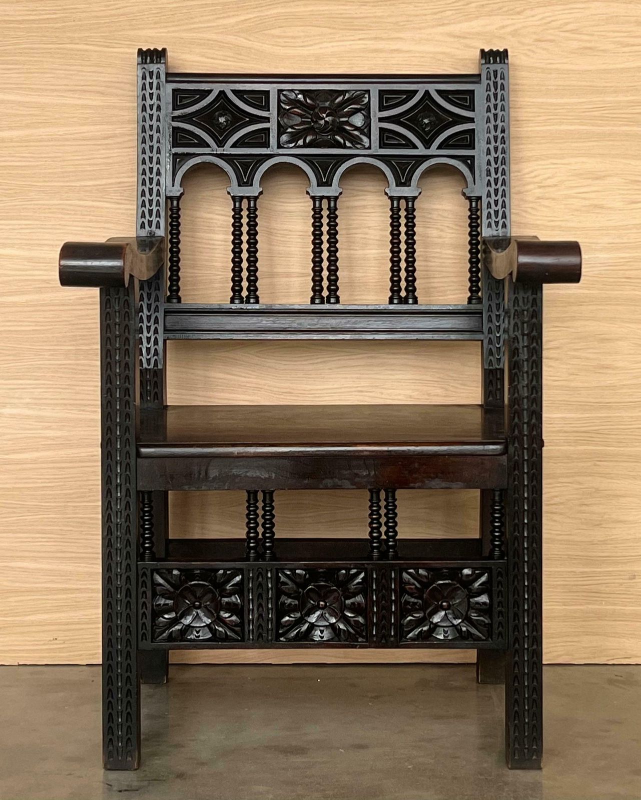 Fauteuils d'autel coloniaux espagnols sculptés, assise en bois, XIXe siècle photo for sale