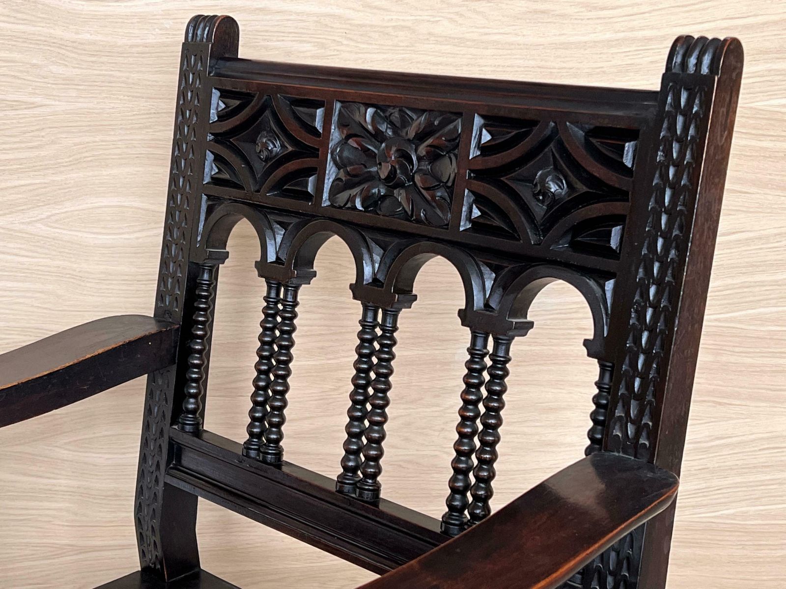 Fauteuils d'autel coloniaux espagnols sculptés, assise en bois, XIXe siècle photo buy