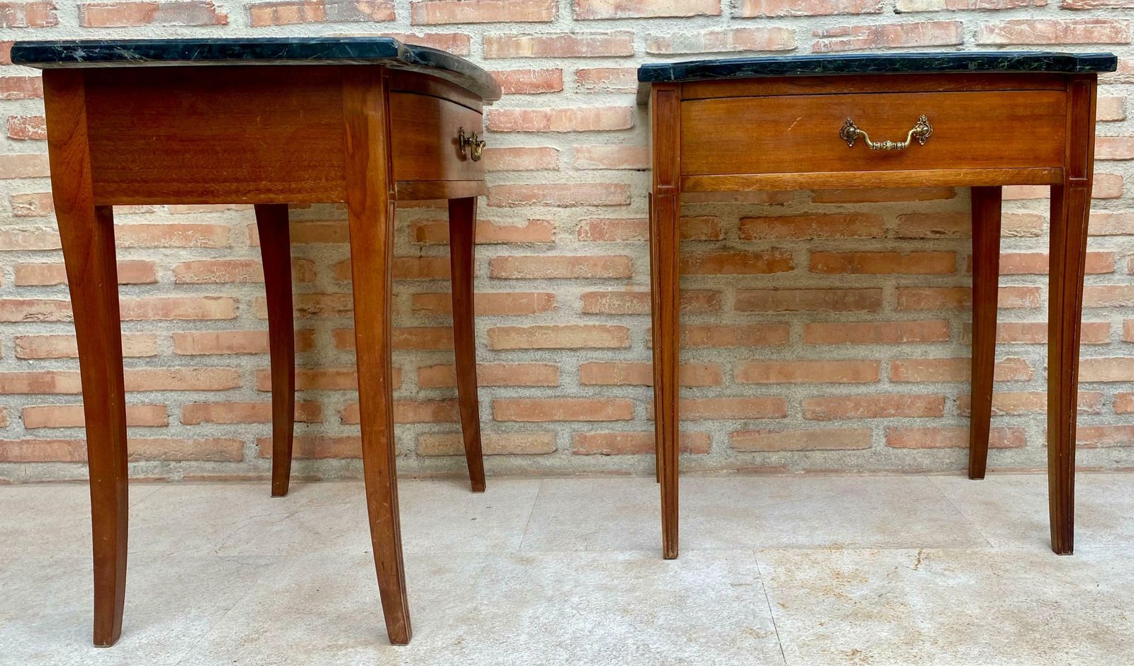 Mobilier Tables de chevet modernes, plateau en marbre gris, 1940, lot de 2 photo