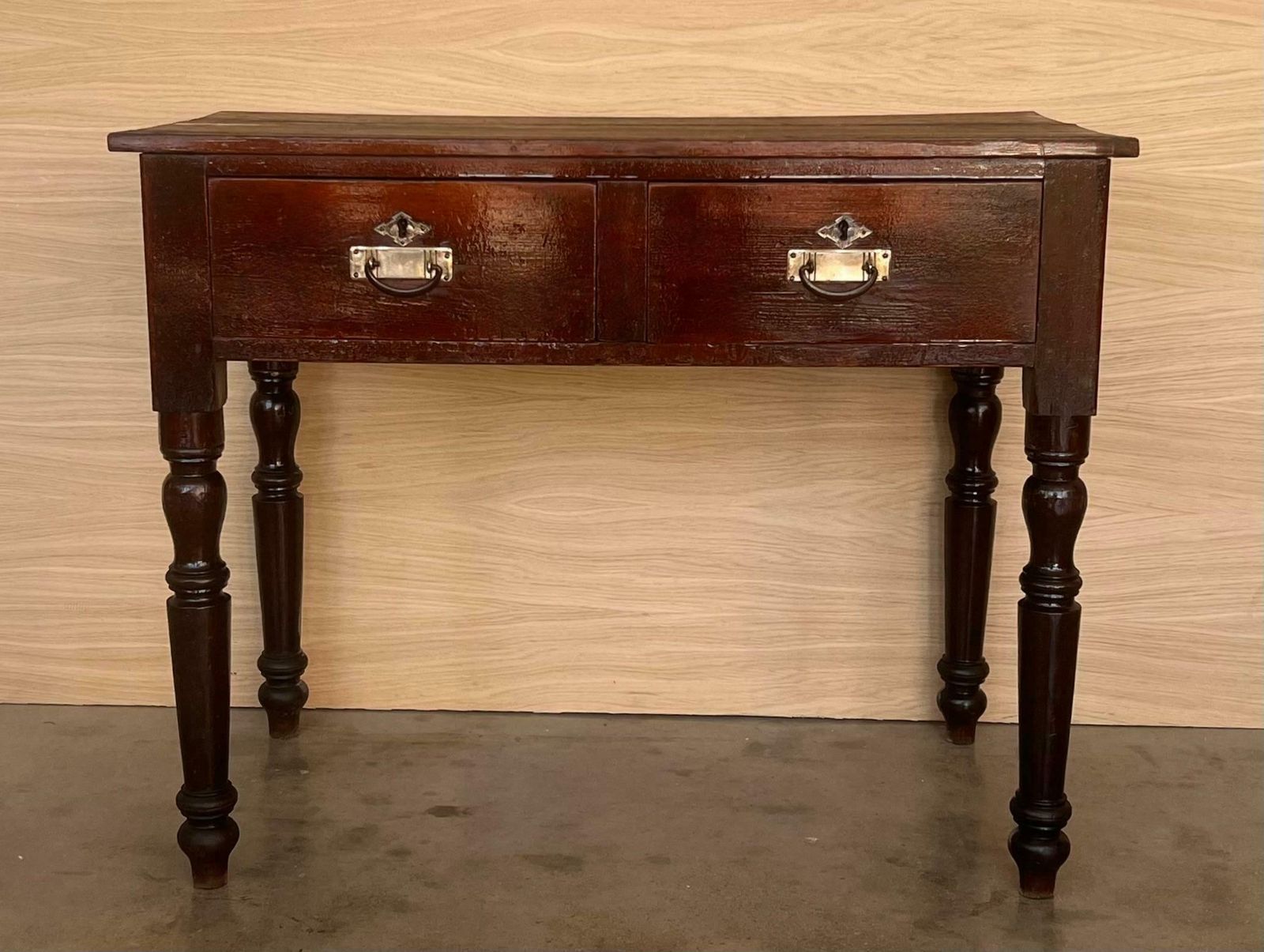 Table d'appoint ou console de style campagnard espagnol en pin « Mobila », à deux tiroirs photo for sale