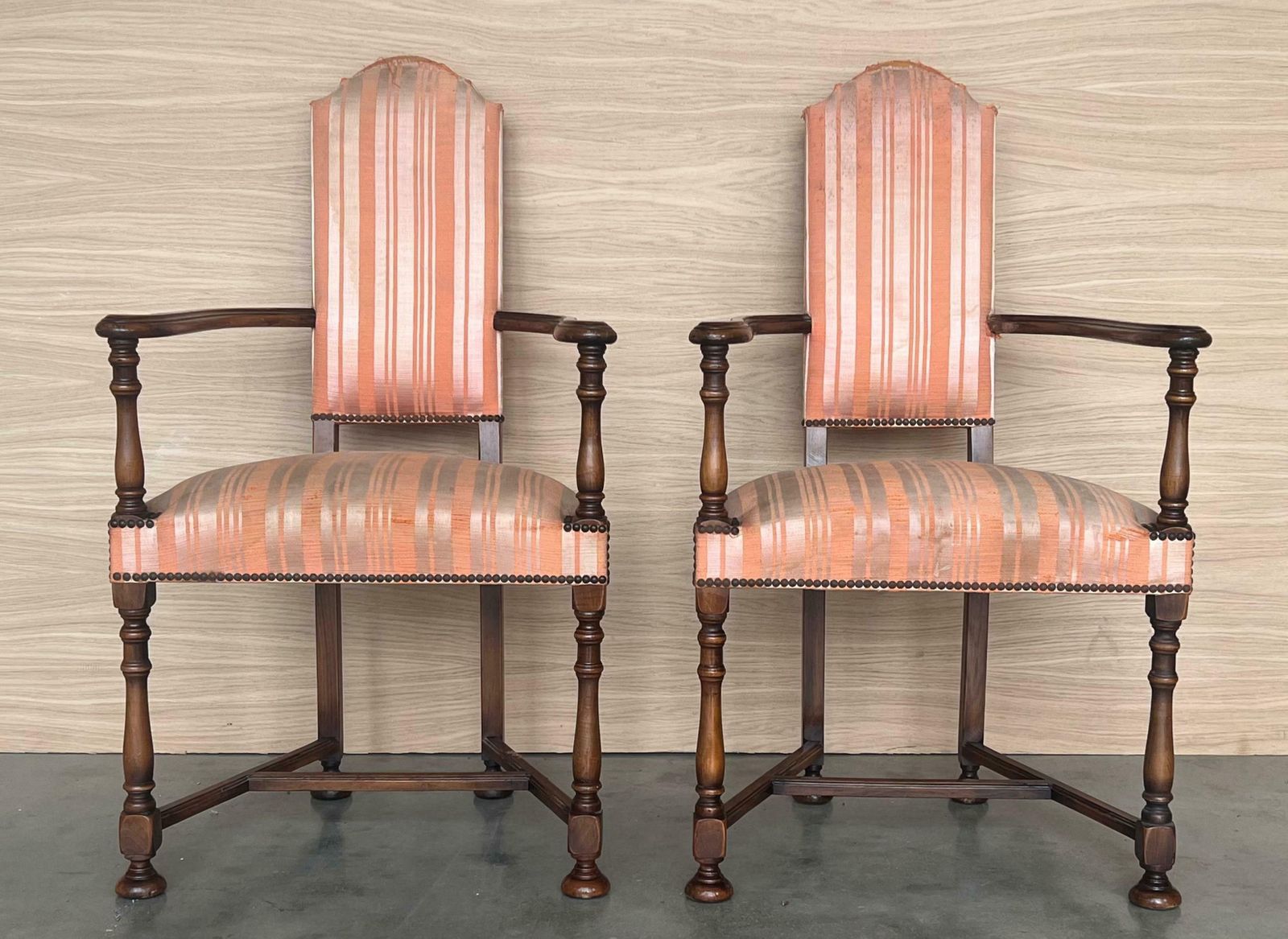 Paire de fauteuils espagnols à dossier haut, par Valenti photo furniture