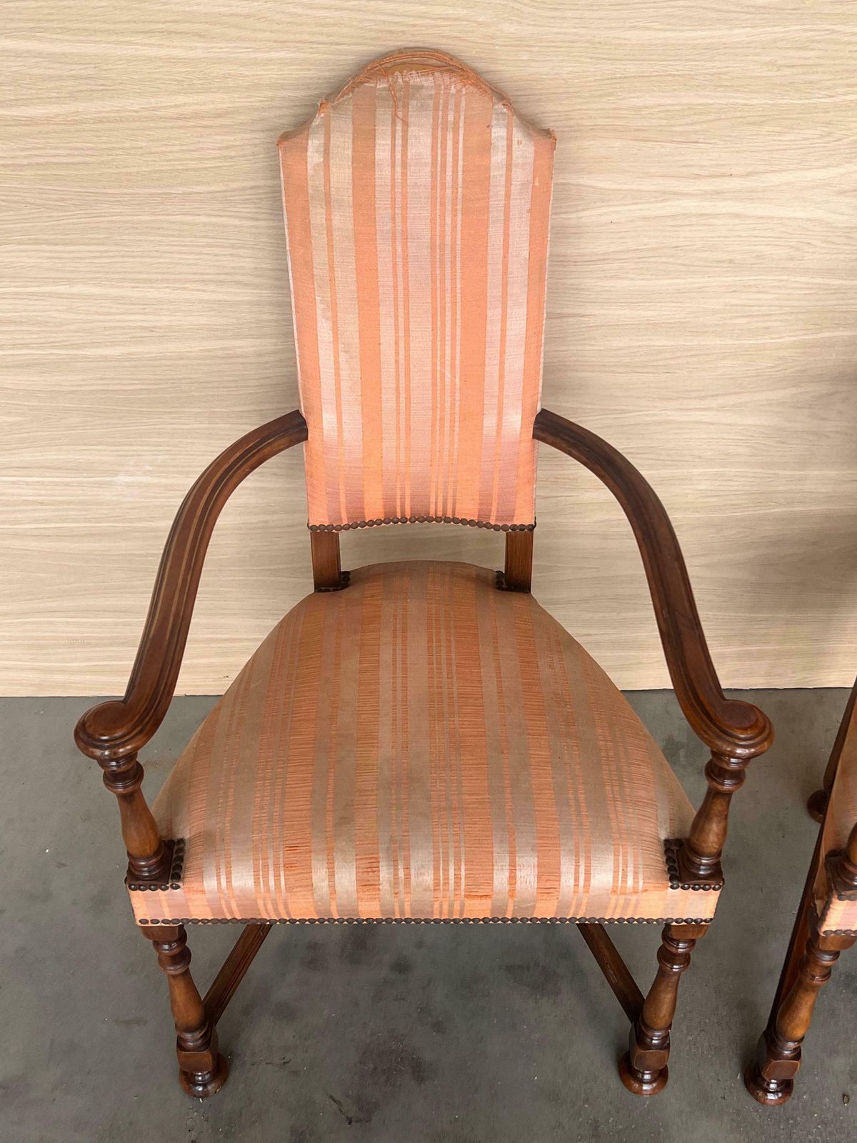 Paire de fauteuils espagnols à dossier haut, par Valenti photo buy