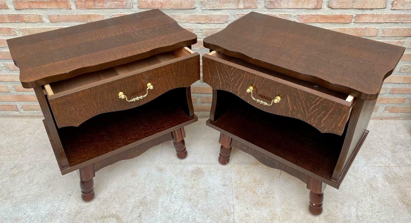 Tables de chevet mid-century en noyer, plateau en marbre, années 1950, lot de 2 photo for sale