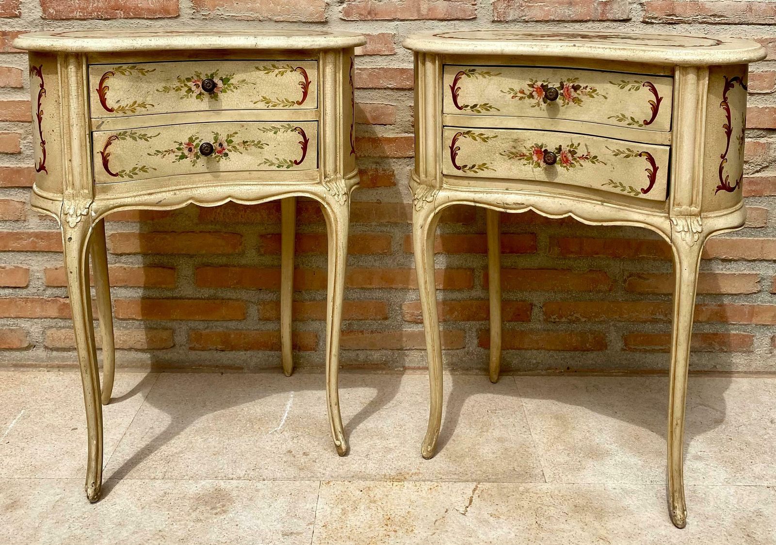 Tables de chevet rognon en bois peint beige clair, deux tiroirs, années 1940, lot de 2 photo furniture