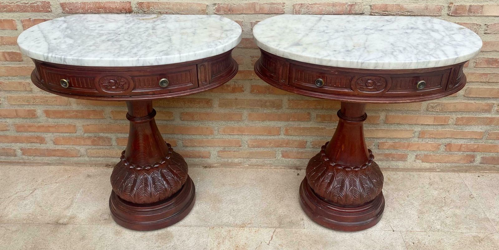 Tables de chevet demi-lune en bois sculpté, plateau en marbre, 1940, lot de 2 photo Mobilier