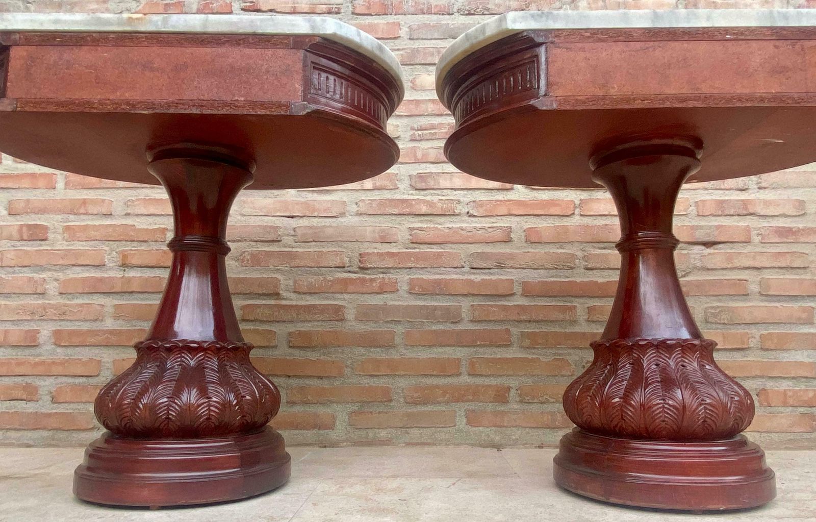 Mobilier Tables de chevet demi-lune en bois sculpté, plateau en marbre, 1940, lot de 2 photo