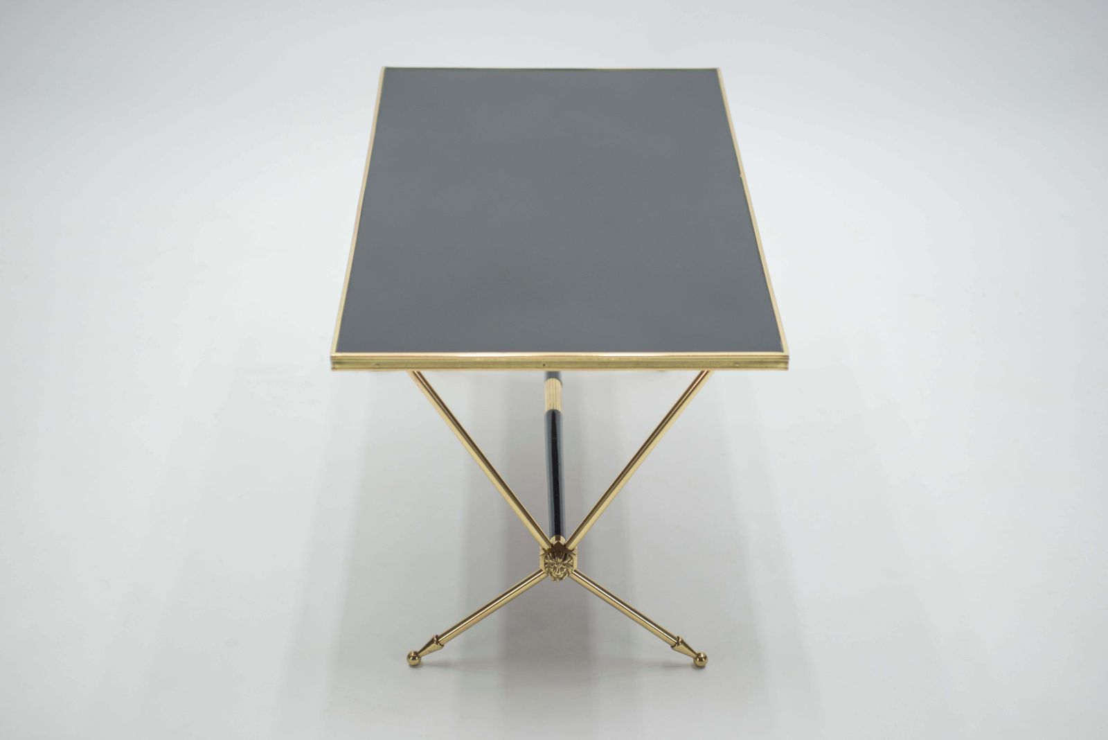 Mobilier Table basse néoclassique française Raphael en laiton et opaline, années 1960 photo