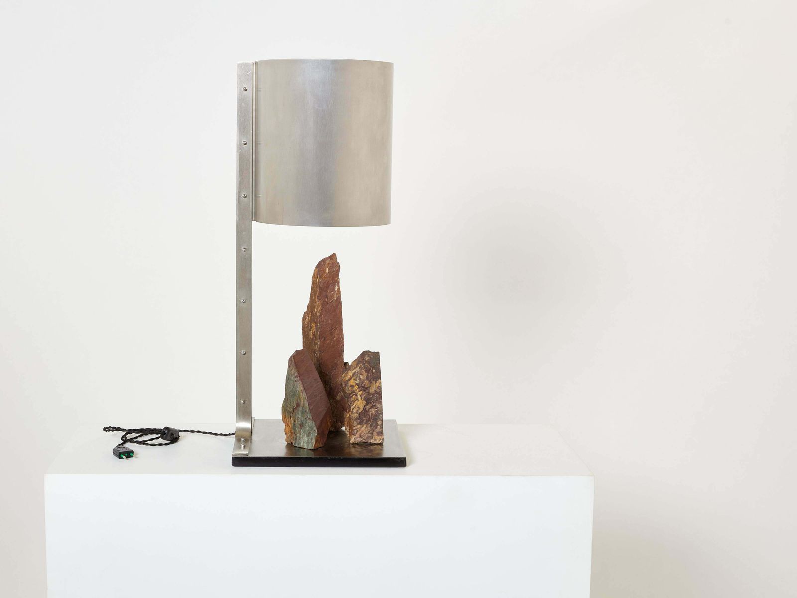 Lampe de table Phillipe Jean Brutalist en acier et shale rouge, années 1970 photo furniture