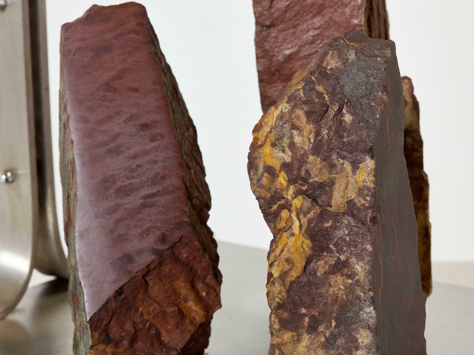 Lampe de table Phillipe Jean Brutalist en acier et shale rouge, années 1970 photo vinterior