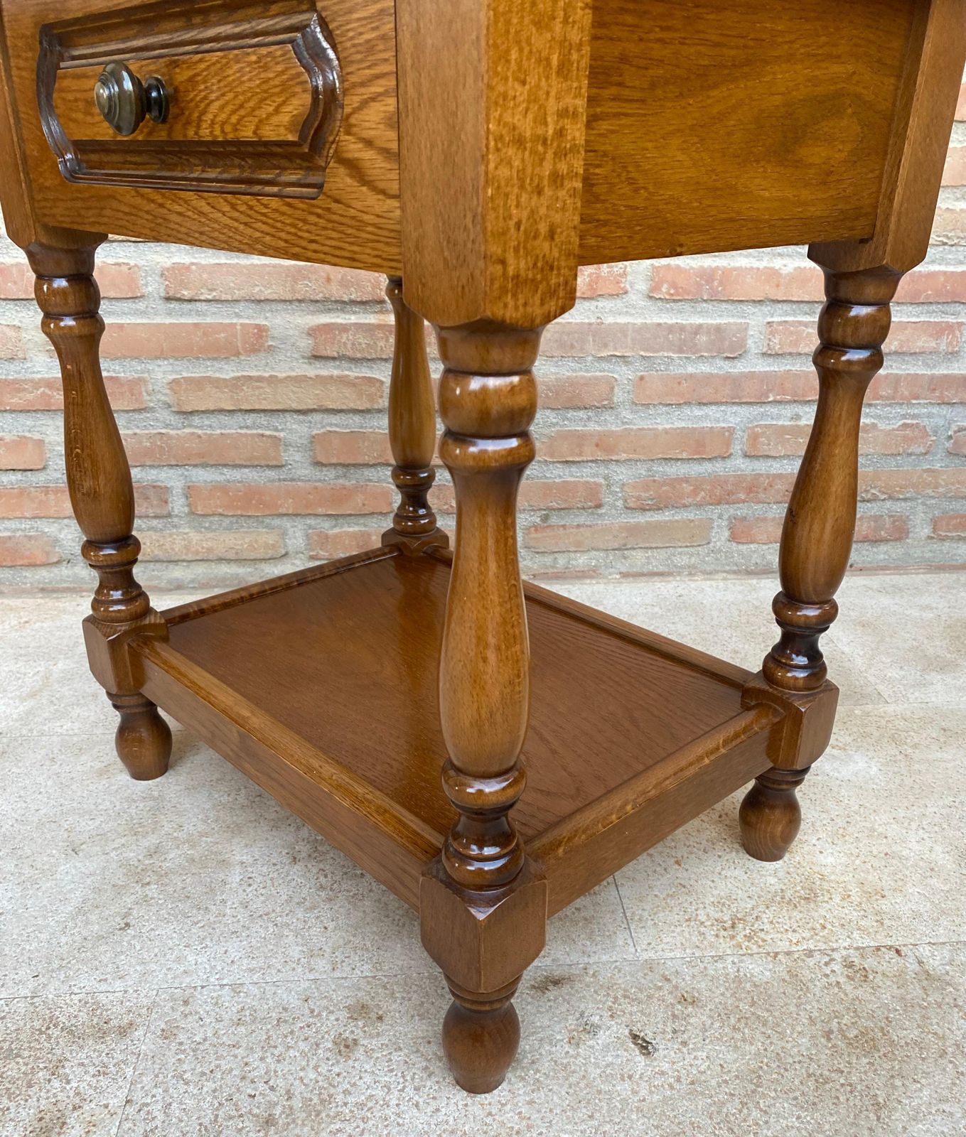 Mobilier Tables de chevet espagnoles du XXe siècle, un tiroir, ferrures en fer et une niche ouverte photo