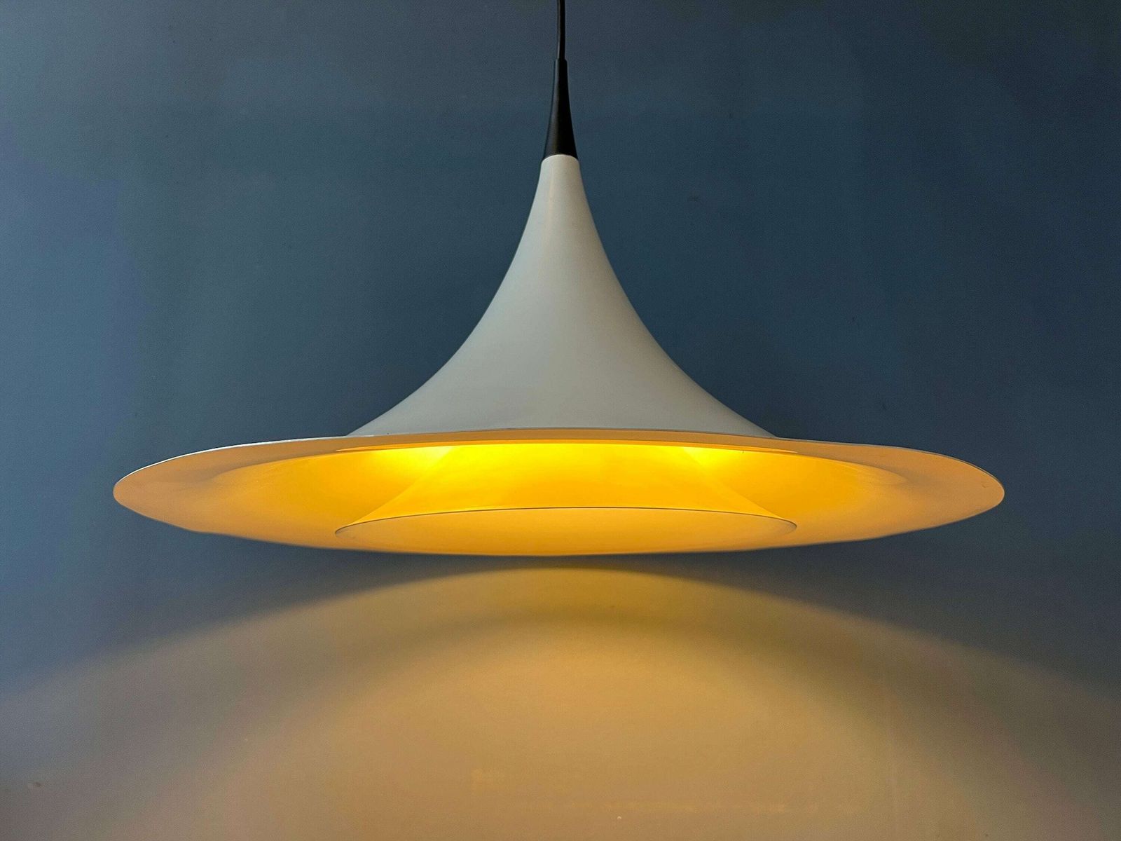 Mid Century Deense Witte Space Age Heksenhoed Hanglamp