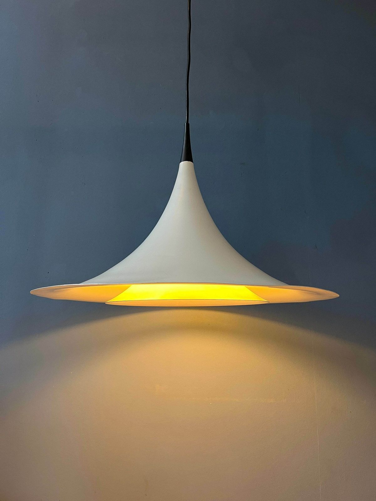 Mid Century Deense Witte Space Age Heksenhoed Hanglamp photo 499.0