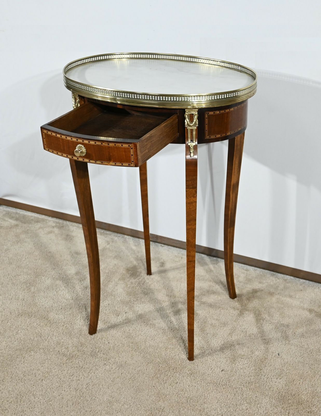 photo vinterior Mahogany Living Room Table, Louis XVI Style – Early 20th Century