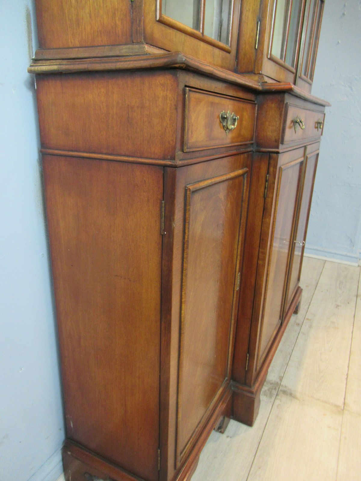 photo vintage Georgian Style Walnut  Bookcase