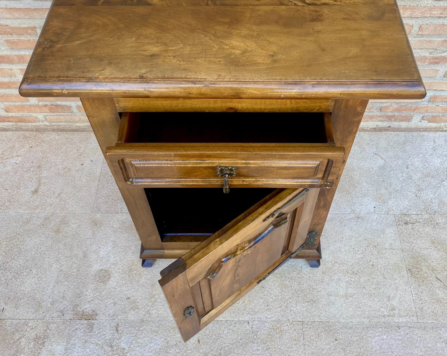 Spaanse Walnoten Chesttable Met Lade En Deur, Begin 20e Eeuw, Jaren 1930 photo for sale