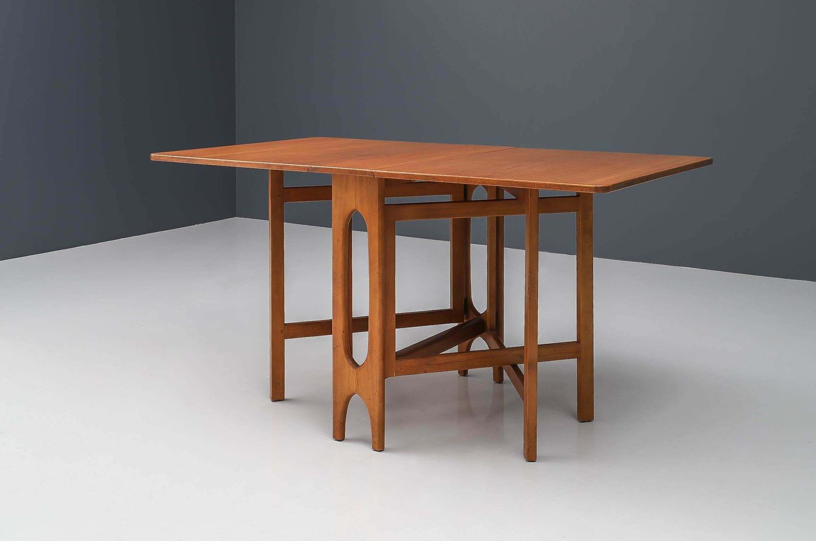 photo for sale Sculpturale Eettafel Met Twee Klappende Bladen In Teakhout, Denemarken, Jaren 1960