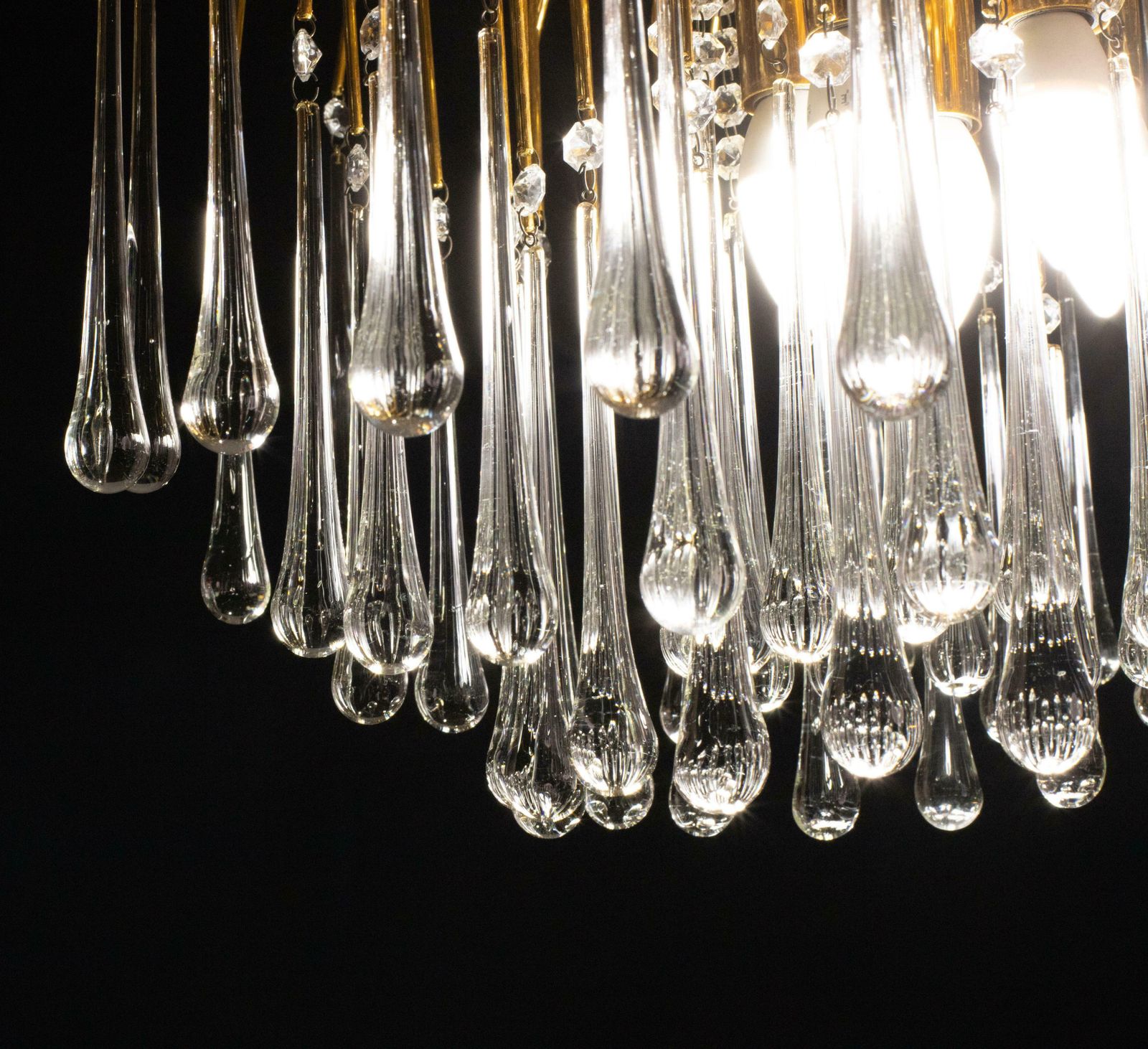 photo vinterior Pair Of Lady White, Murano Chandelier White Drops, 1970s
