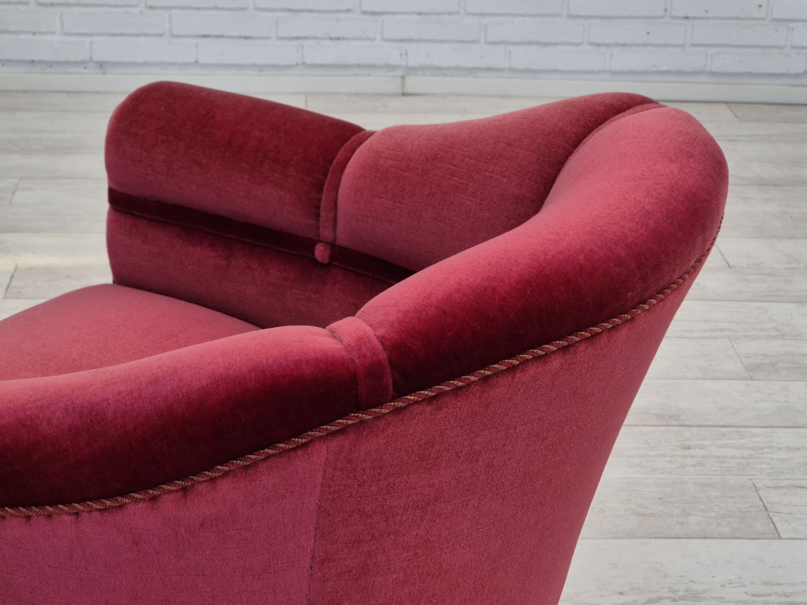 photo vintage Ca. Jaren 1950, Deense Loungestoelen, Staat Zoals Gevonden, Meubelvelours, Essenhout Poten.