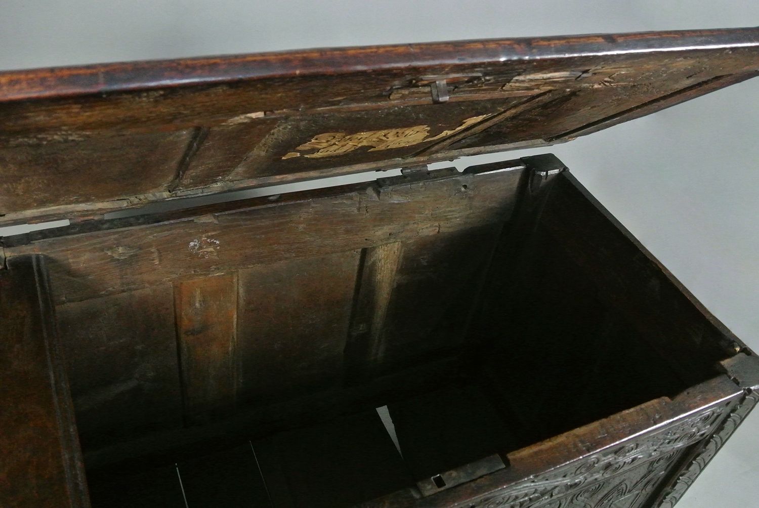 A Very Good Early English Oak Coffer C. 1600 photo Furniture