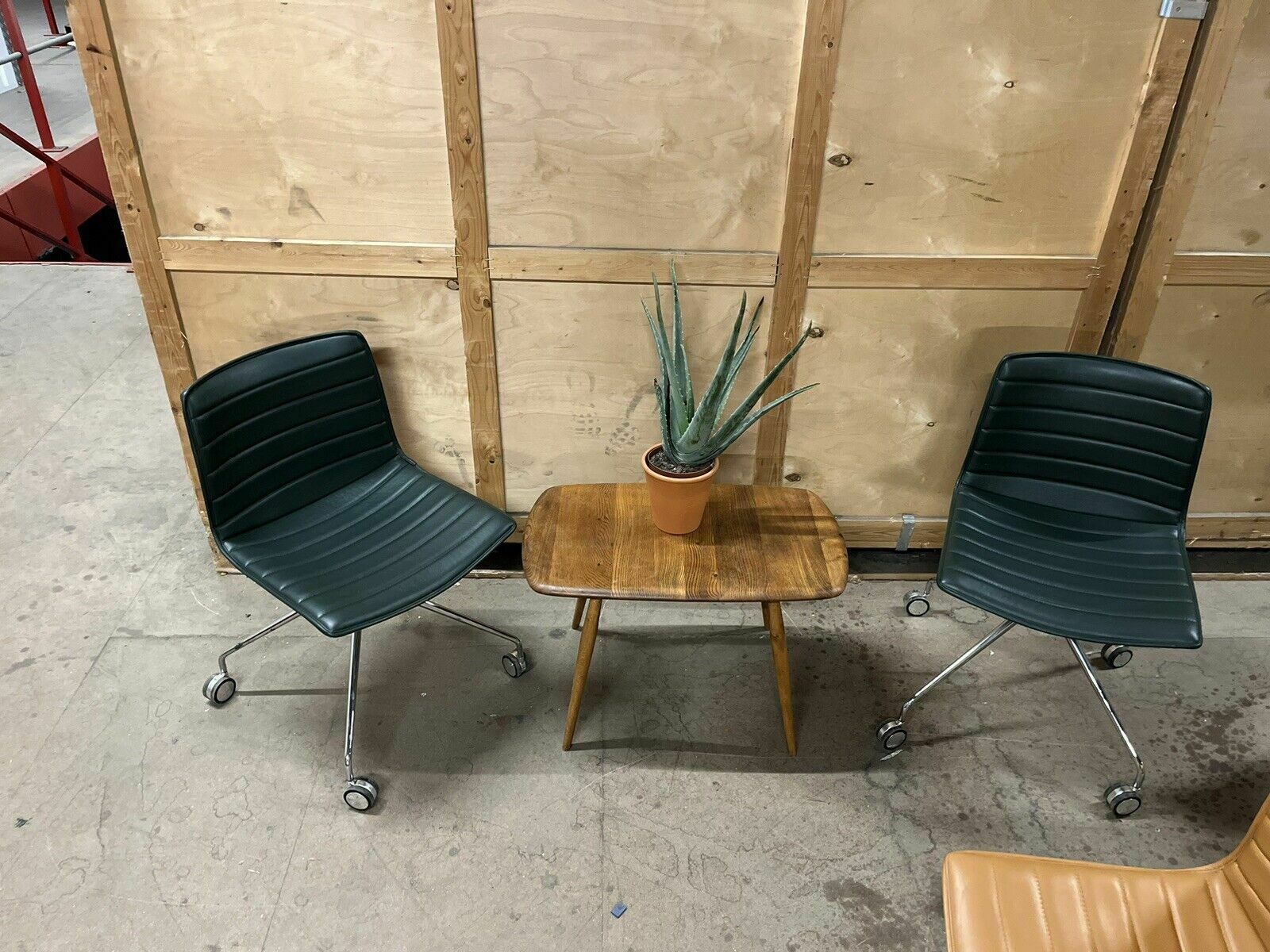 Furniture Arper Catifa 46 Studio / Office Chairs Dark Green Leather.      Va photo
