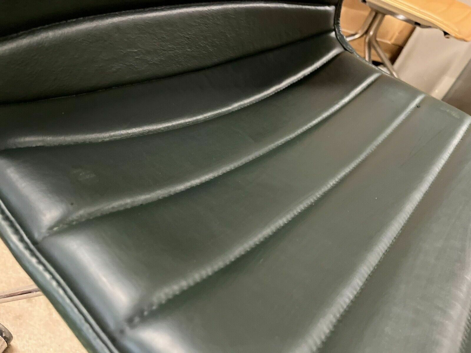 385.0 Arper Catifa 46 Studio / Office Chairs Dark Green Leather.      Va photo