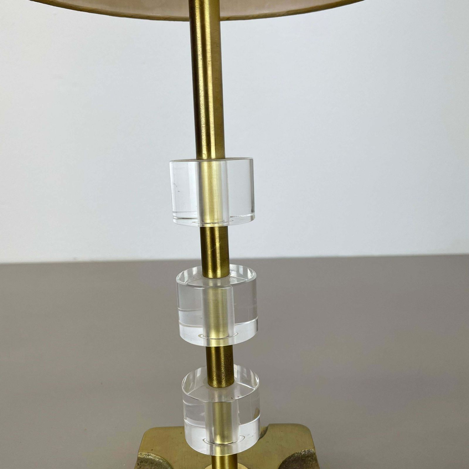 photo vintage Postmodern Brass And Acryl Glass Cubic Stilnovo Style Table Light, Italy 1970s