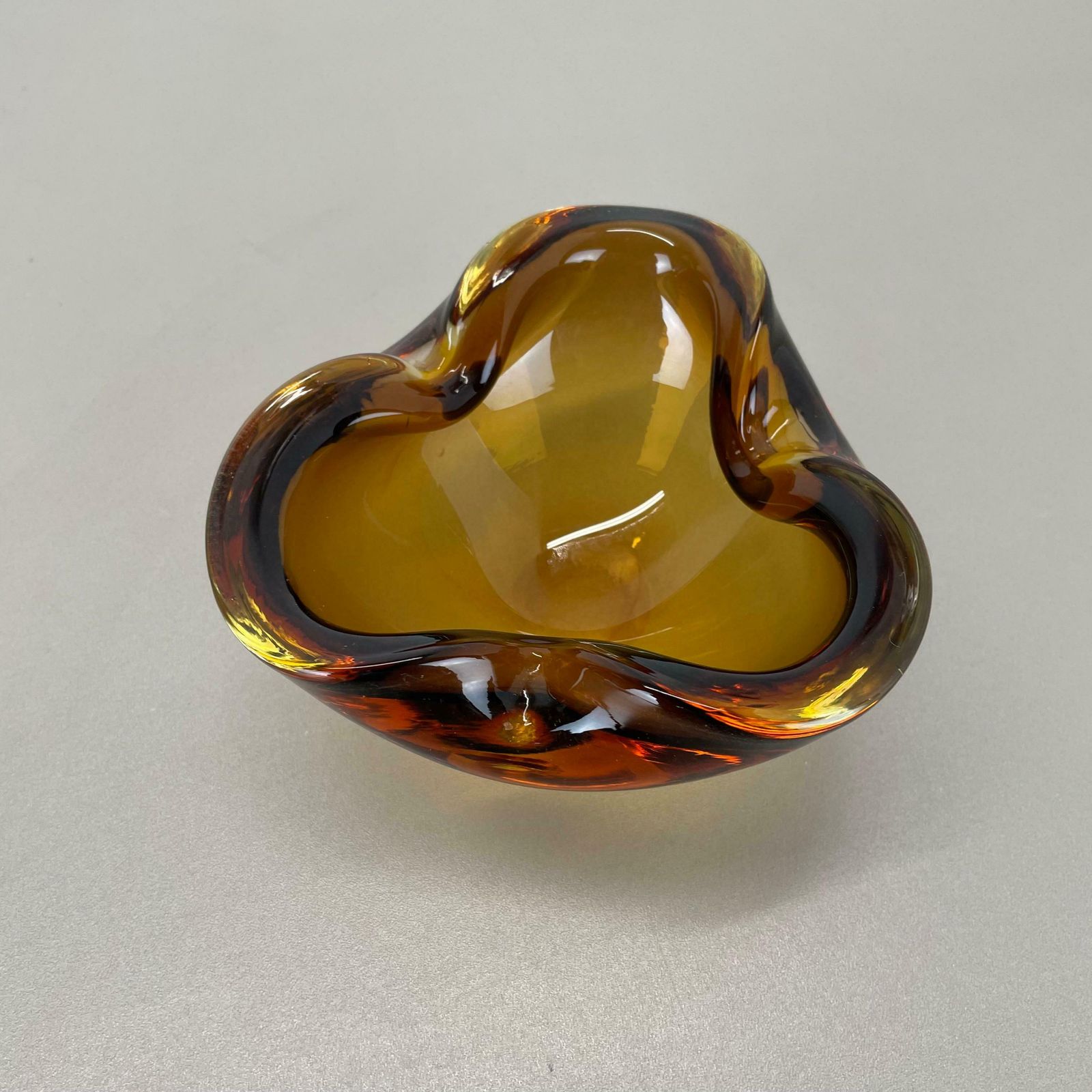 photo vinterior Large Murano Glass "Yellow" Bowl Element Shell Ashtray Murano, Italy, 1970