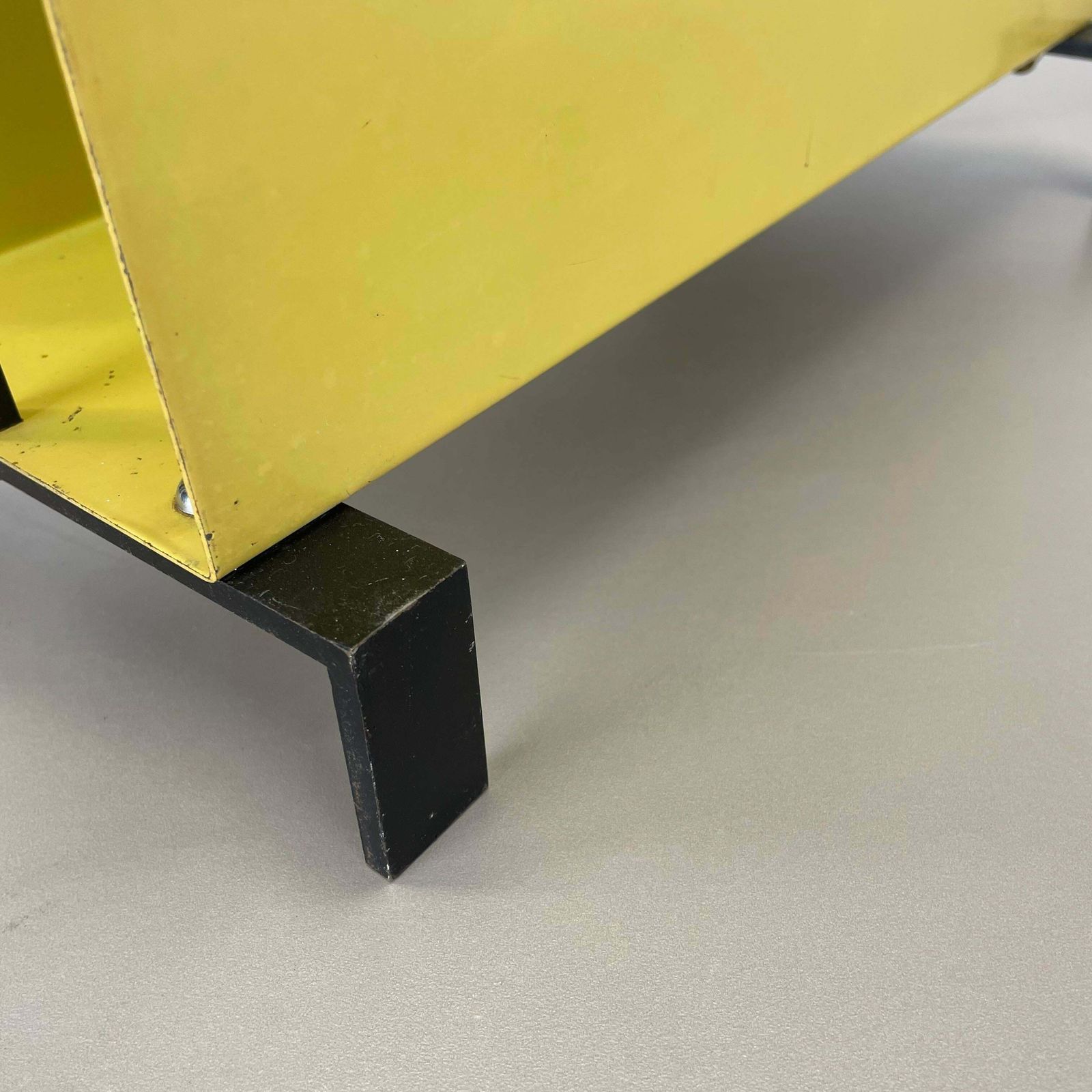 photo vintage Unique Bauhaus Destijl Style Cubic Metal Magazine Holder, Netherlands 1970s