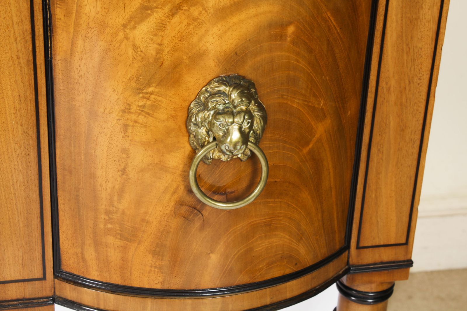 photo furniture Antique George III Scottish Flame Mahogany Sideboard 19th Century
